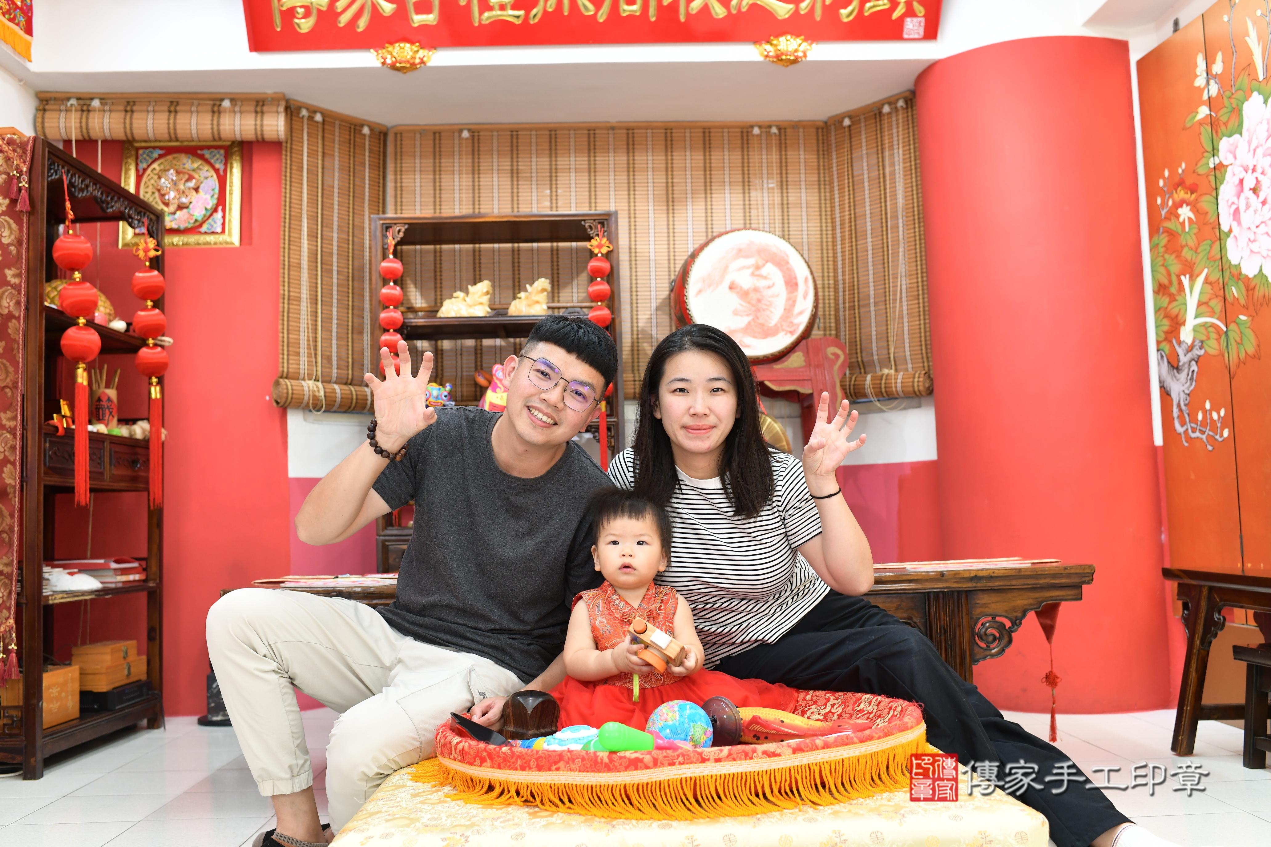 傳家手工印章高雄店、抓周、度脺、中國風會場、傳家嬰兒古禮、吉祥話、抓周道具物品24種、拍照。抓周證書。寶寶抓周、滿周歲、生日快樂、祝福 傳家手工印章高雄店、抓周、度脺、中國風會場、傳家嬰兒古禮、吉祥話、抓周道具物品24種、拍照。抓周證書。寶寶抓周、滿周歲、生日快樂、祝福
