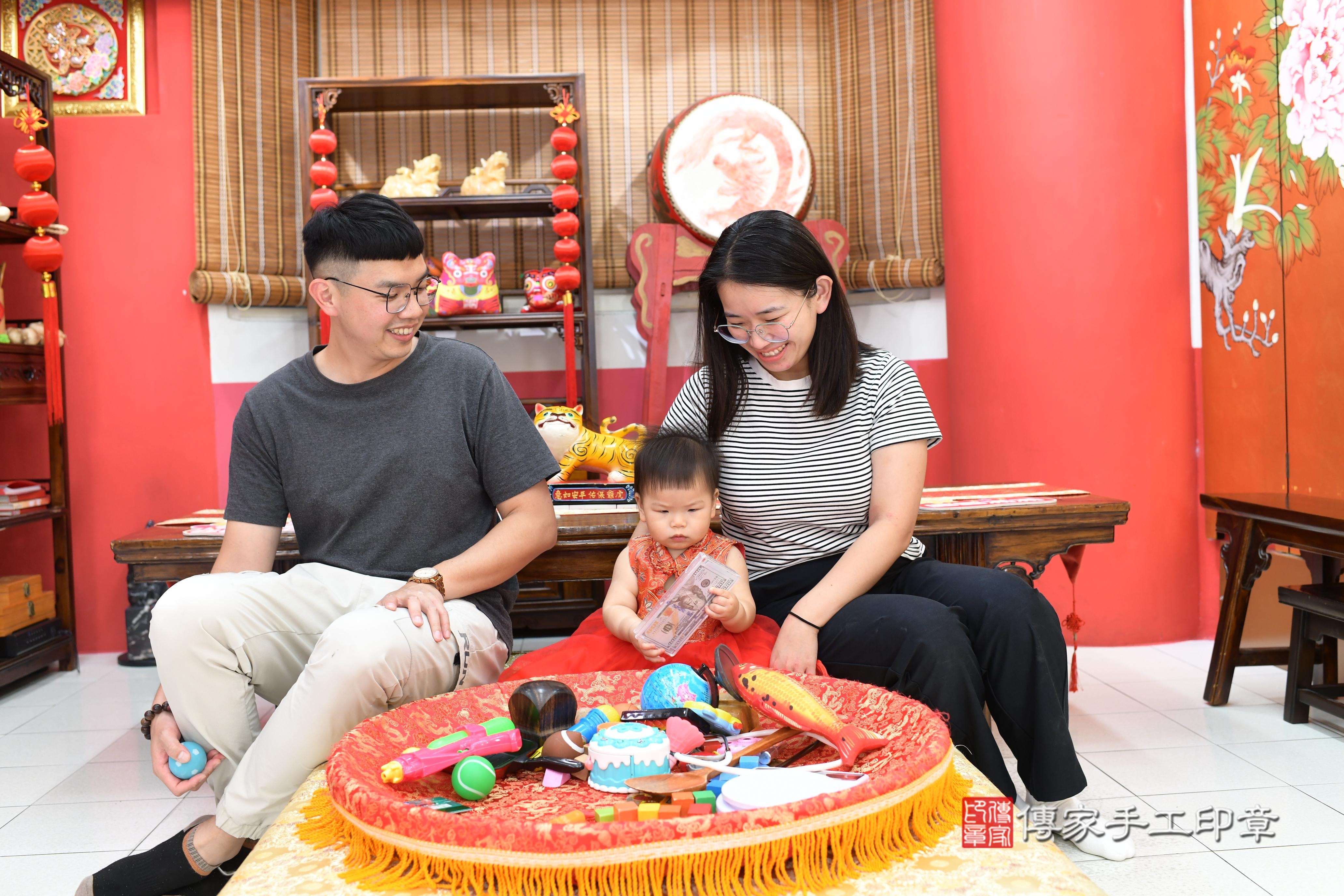 傳家手工印章高雄店、抓周、度脺、中國風會場、傳家嬰兒古禮、吉祥話、抓周道具物品24種、拍照。抓周證書。寶寶抓周、滿周歲、生日快樂、祝福 傳家手工印章高雄店、抓周、度脺、中國風會場、傳家嬰兒古禮、吉祥話、抓周道具物品24種、拍照。抓周證書。寶寶抓周、滿周歲、生日快樂、祝福