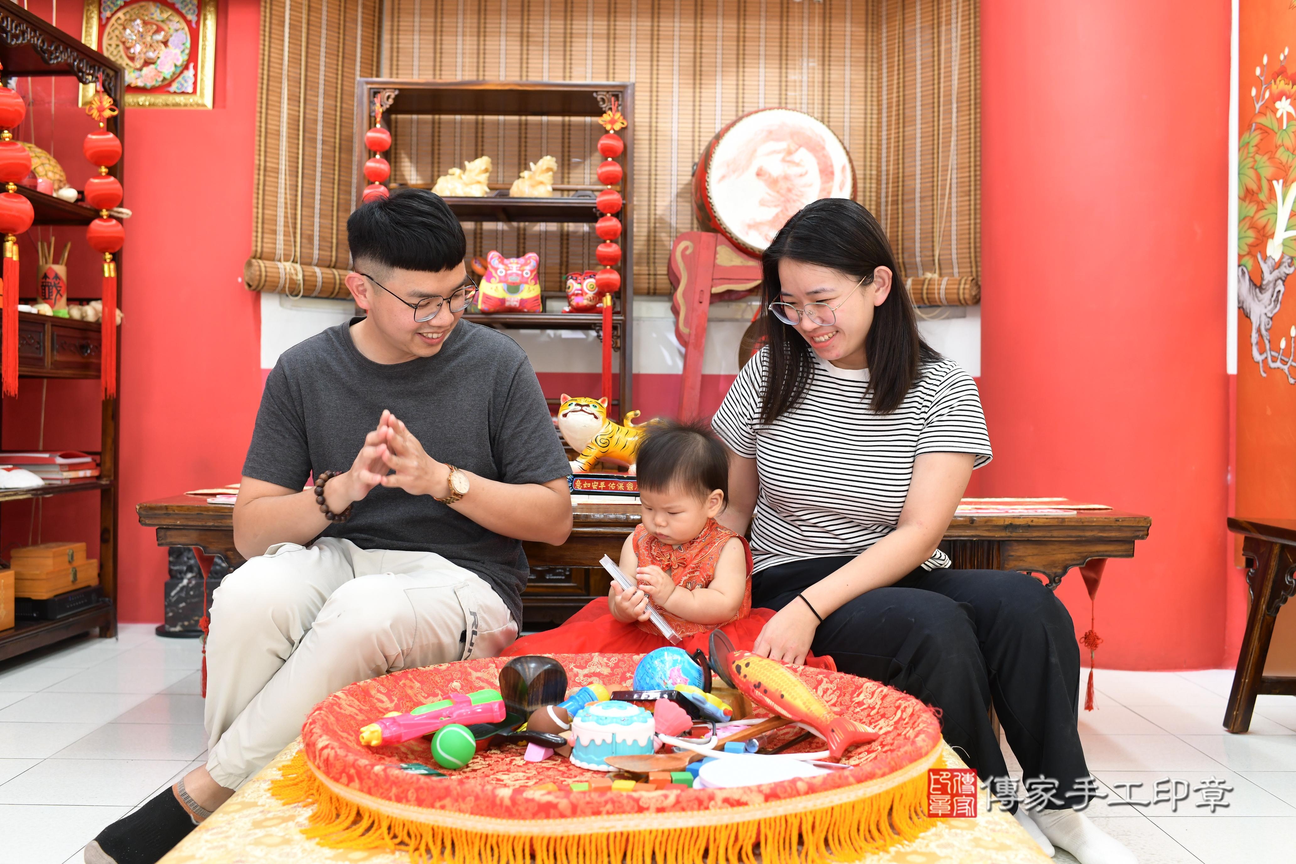 傳家手工印章高雄店、抓周、度脺、中國風會場、傳家嬰兒古禮、吉祥話、抓周道具物品24種、拍照。抓周證書。寶寶抓周、滿周歲、生日快樂、祝福 傳家手工印章高雄店、抓周、度脺、中國風會場、傳家嬰兒古禮、吉祥話、抓周道具物品24種、拍照。抓周證書。寶寶抓周、滿周歲、生日快樂、祝福