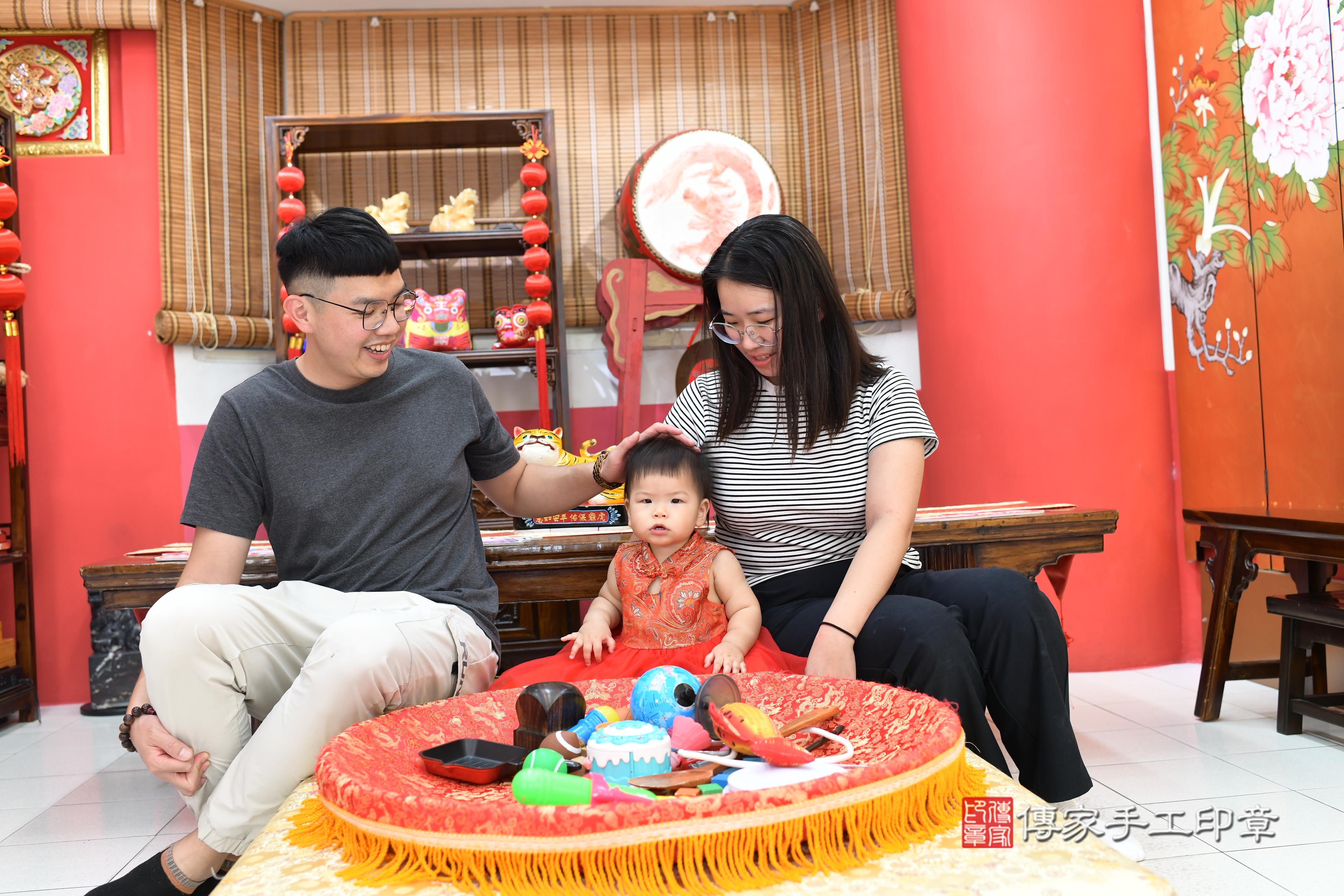 傳家手工印章高雄店、抓周、度脺、中國風會場、傳家嬰兒古禮、吉祥話、抓周道具物品24種、拍照。抓周證書。寶寶抓周、滿周歲、生日快樂、祝福 傳家手工印章高雄店、抓周、度脺、中國風會場、傳家嬰兒古禮、吉祥話、抓周道具物品24種、拍照。抓周證書。寶寶抓周、滿周歲、生日快樂、祝福