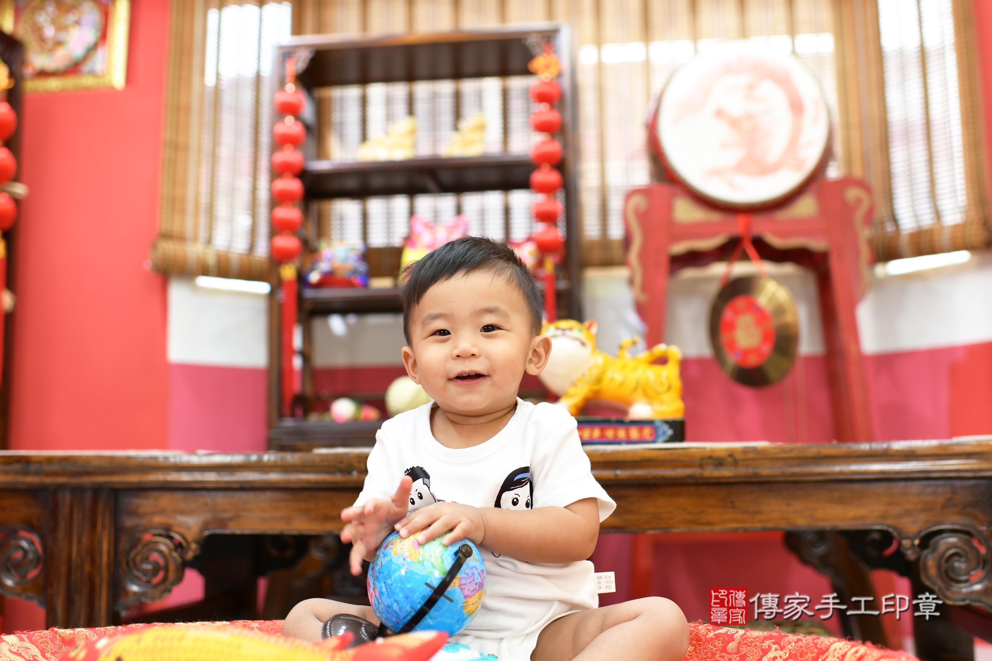 傳家手工印章高雄店、抓周、度脺、中國風會場、傳家嬰兒古禮、吉祥話、抓周道具物品24種、拍照。抓周證書。寶寶抓周、滿周歲、生日快樂、祝福 傳家手工印章高雄店、抓周、度脺、中國風會場、傳家嬰兒古禮、吉祥話、抓周道具物品24種、拍照。抓周證書。寶寶抓周、滿周歲、生日快樂、祝福
