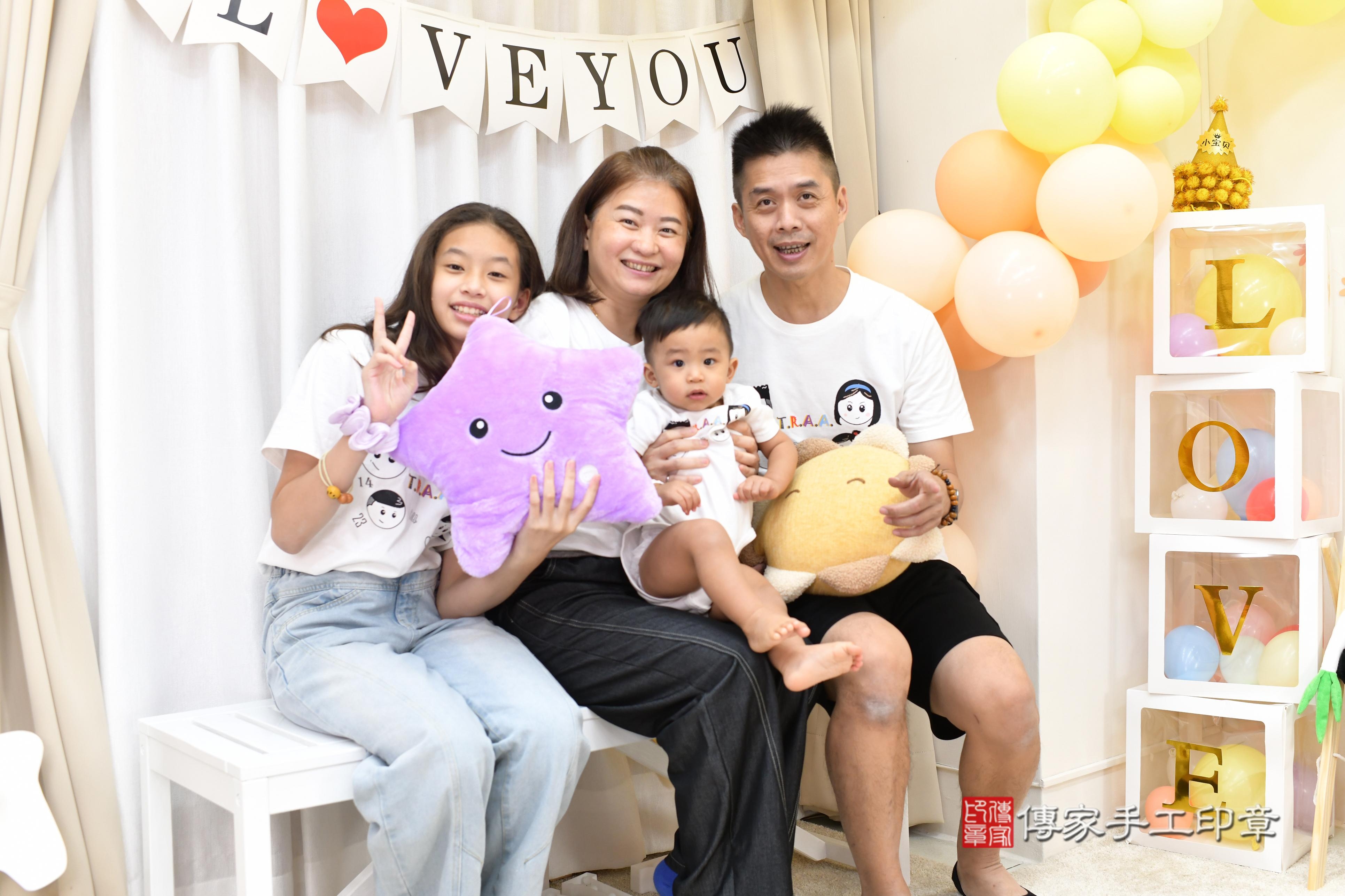 傳家手工印章高雄店、抓周、度脺、中國風會場、傳家嬰兒古禮、吉祥話、抓周道具物品24種、拍照。抓周證書。寶寶抓周、滿周歲、生日快樂、祝福 傳家手工印章高雄店、抓周、度脺、中國風會場、傳家嬰兒古禮、吉祥話、抓周道具物品24種、拍照。抓周證書。寶寶抓周、滿周歲、生日快樂、祝福