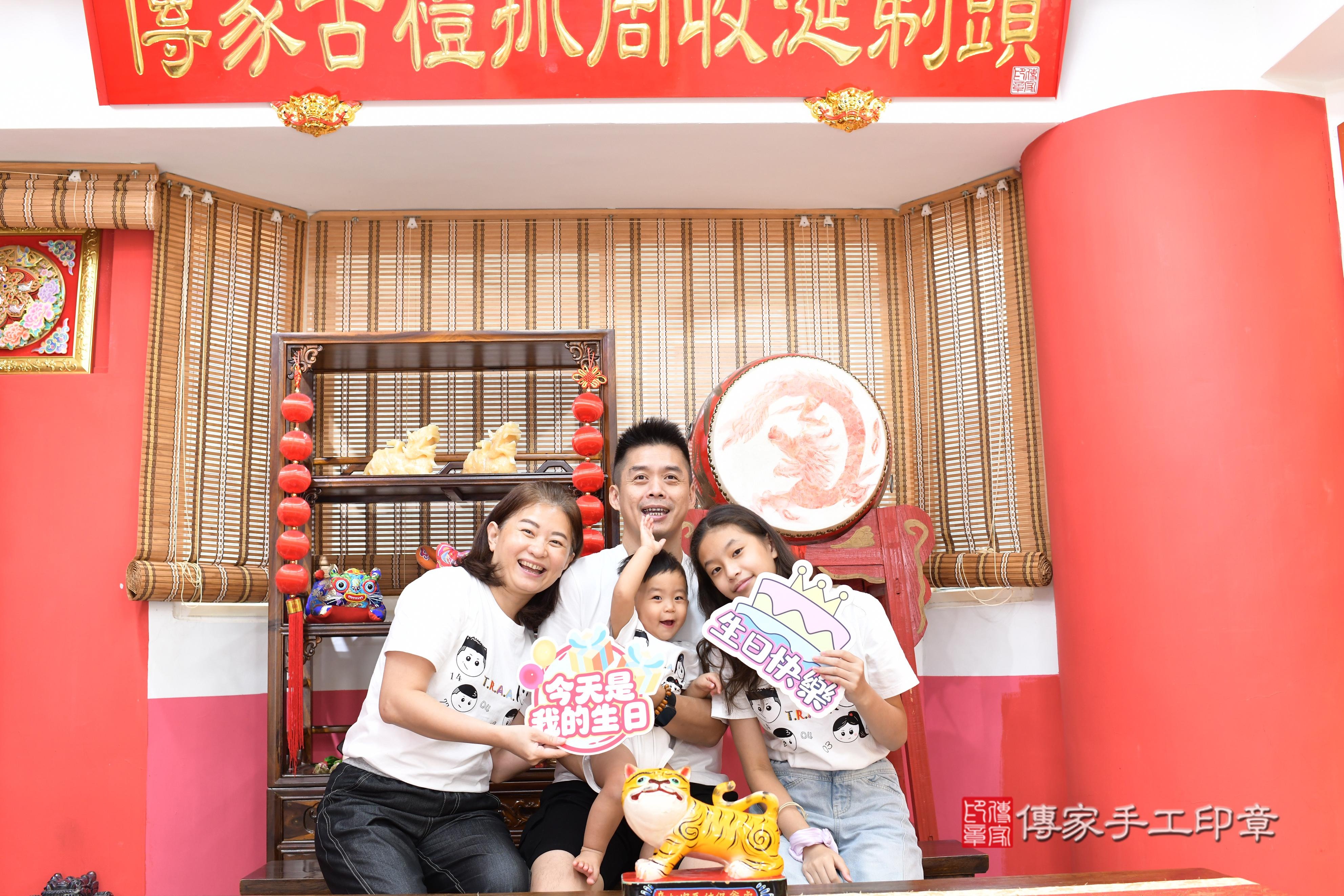 傳家手工印章高雄店、抓周、度脺、中國風會場、傳家嬰兒古禮、吉祥話、抓周道具物品24種、拍照。抓周證書。寶寶抓周、滿周歲、生日快樂、祝福 傳家手工印章高雄店、抓周、度脺、中國風會場、傳家嬰兒古禮、吉祥話、抓周道具物品24種、拍照。抓周證書。寶寶抓周、滿周歲、生日快樂、祝福
