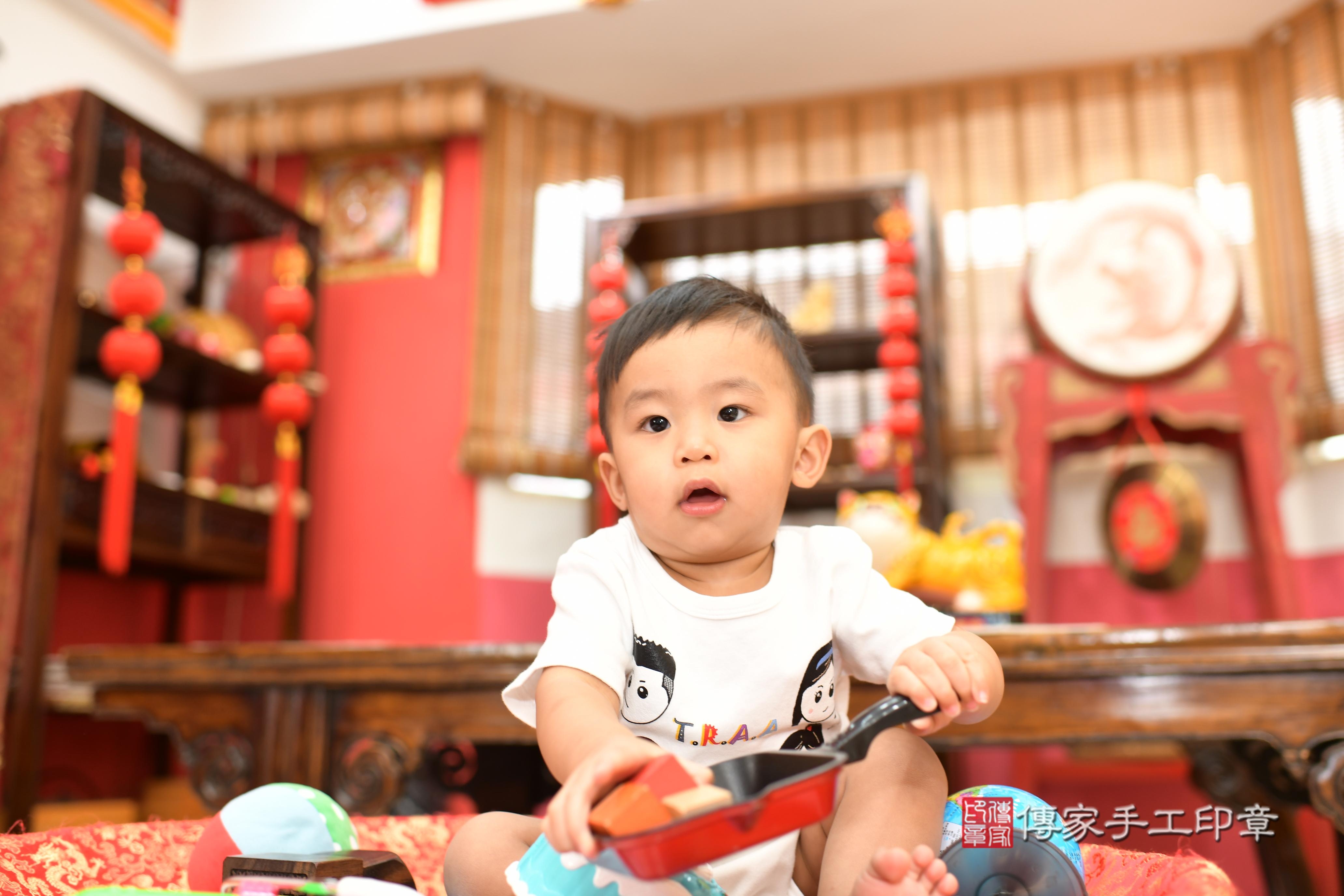 傳家手工印章高雄店、抓周、度脺、中國風會場、傳家嬰兒古禮、吉祥話、抓周道具物品24種、拍照。抓周證書。寶寶抓周、滿周歲、生日快樂、祝福 傳家手工印章高雄店、抓周、度脺、中國風會場、傳家嬰兒古禮、吉祥話、抓周道具物品24種、拍照。抓周證書。寶寶抓周、滿周歲、生日快樂、祝福