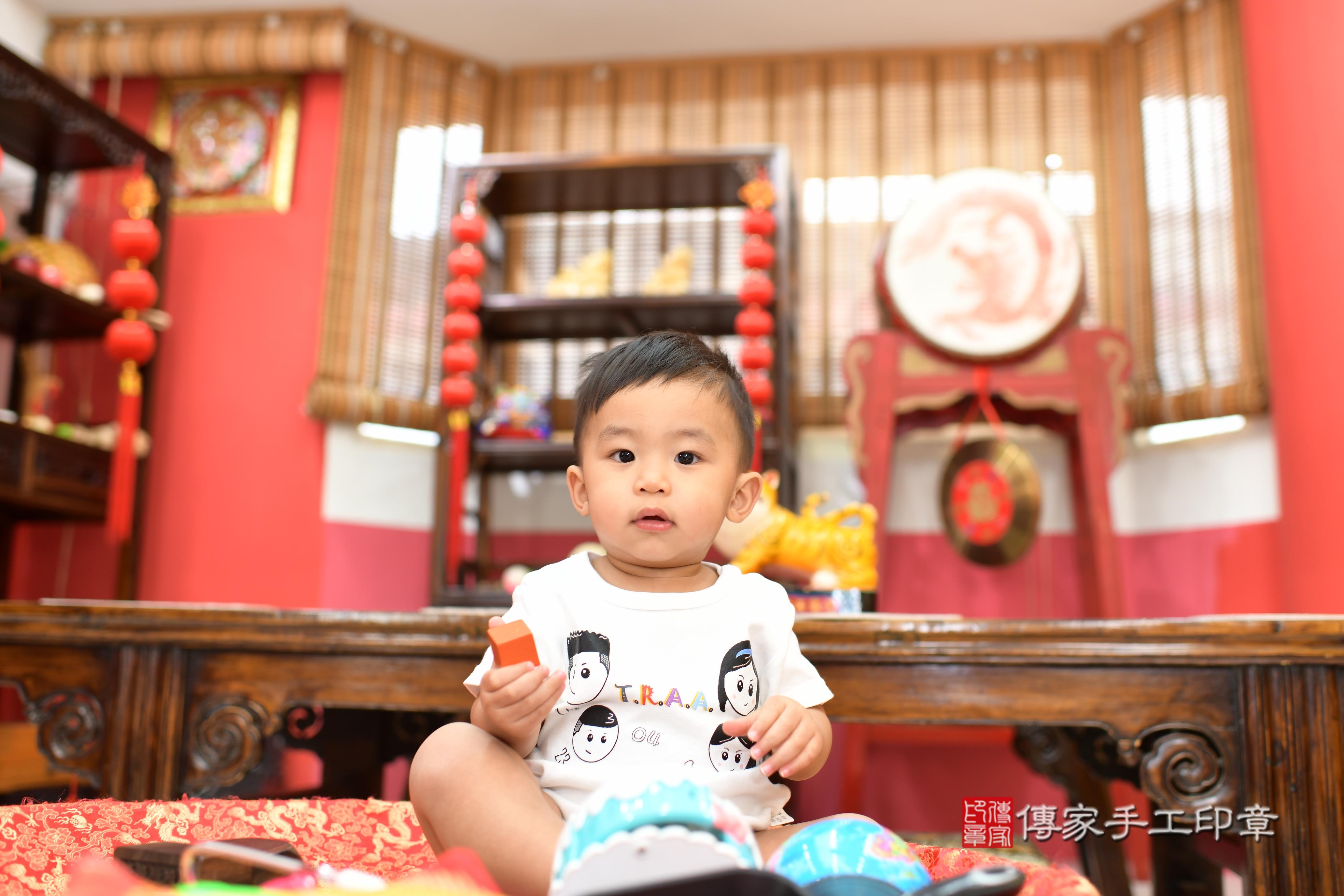 傳家手工印章高雄店、抓周、度脺、中國風會場、傳家嬰兒古禮、吉祥話、抓周道具物品24種、拍照。抓周證書。寶寶抓周、滿周歲、生日快樂、祝福 傳家手工印章高雄店、抓周、度脺、中國風會場、傳家嬰兒古禮、吉祥話、抓周道具物品24種、拍照。抓周證書。寶寶抓周、滿周歲、生日快樂、祝福