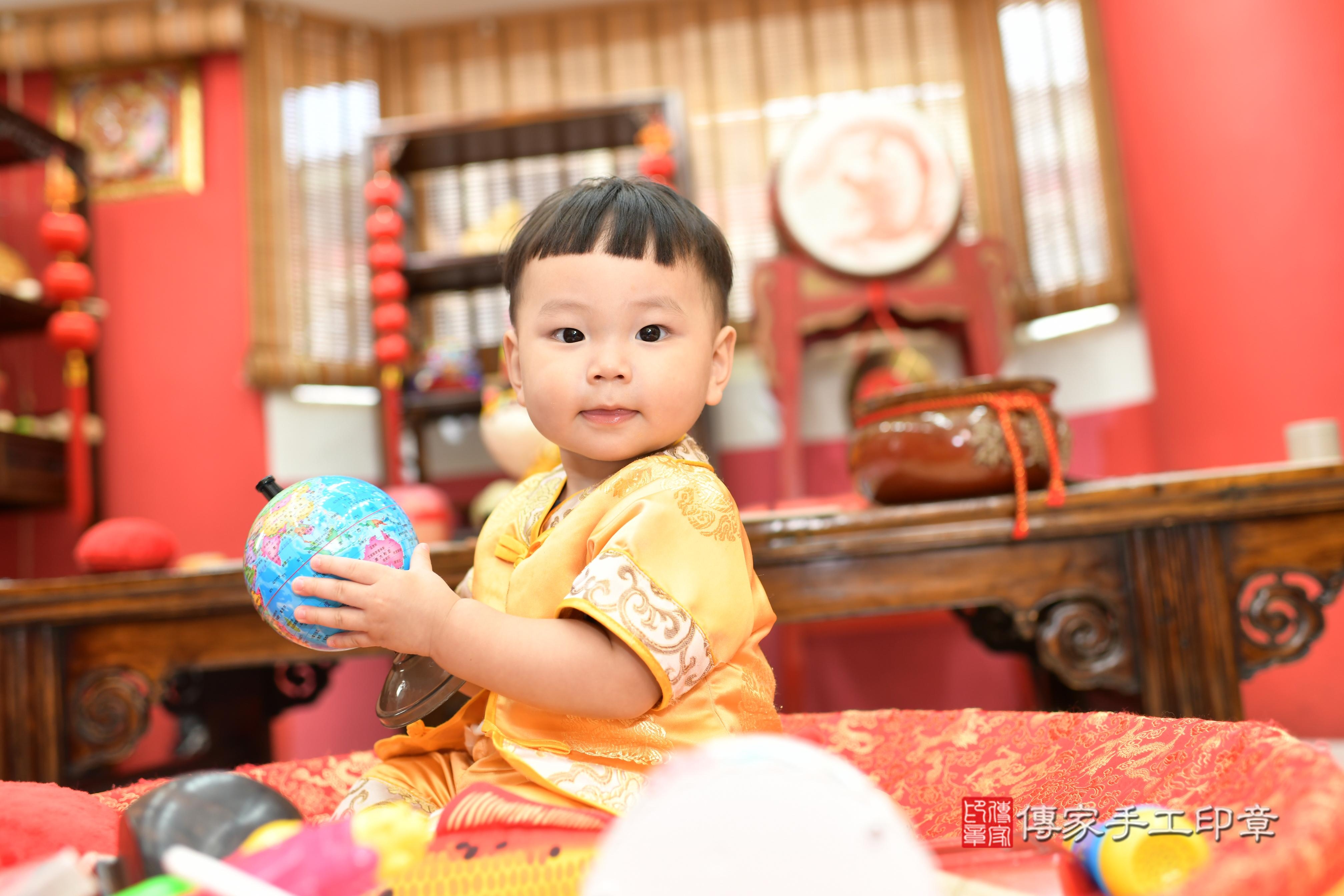 傳家手工印章高雄店、抓周、度脺、中國風會場、傳家嬰兒古禮、吉祥話、抓周道具物品24種、拍照。抓周證書。寶寶抓周、滿周歲、生日快樂、祝福 傳家手工印章高雄店、抓周、度脺、中國風會場、傳家嬰兒古禮、吉祥話、抓周道具物品24種、拍照。抓周證書。寶寶抓周、滿周歲、生日快樂、祝福