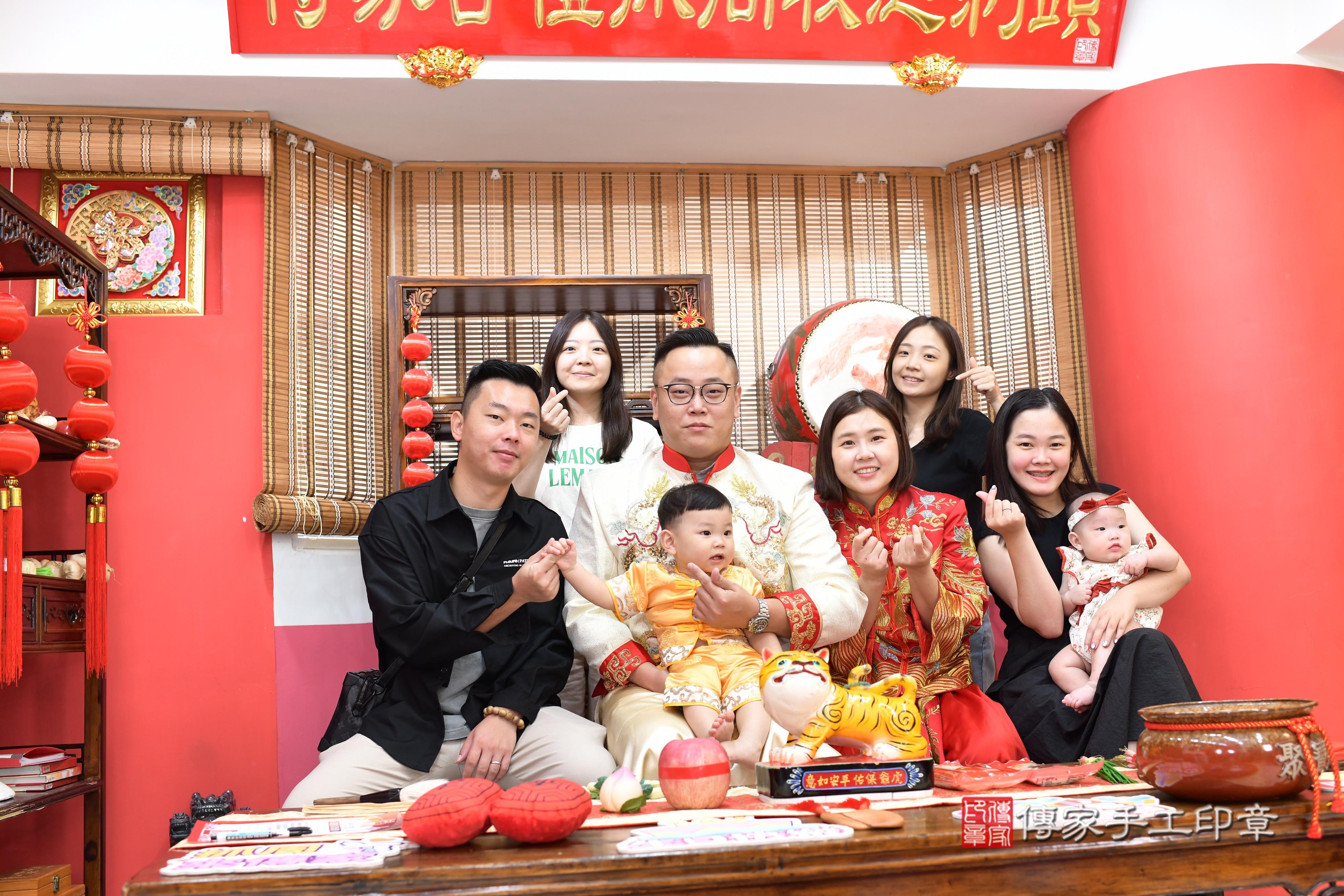 傳家手工印章高雄店、抓周、度脺、中國風會場、傳家嬰兒古禮、吉祥話、抓周道具物品24種、拍照。抓周證書。寶寶抓周、滿周歲、生日快樂、祝福 傳家手工印章高雄店、抓周、度脺、中國風會場、傳家嬰兒古禮、吉祥話、抓周道具物品24種、拍照。抓周證書。寶寶抓周、滿周歲、生日快樂、祝福