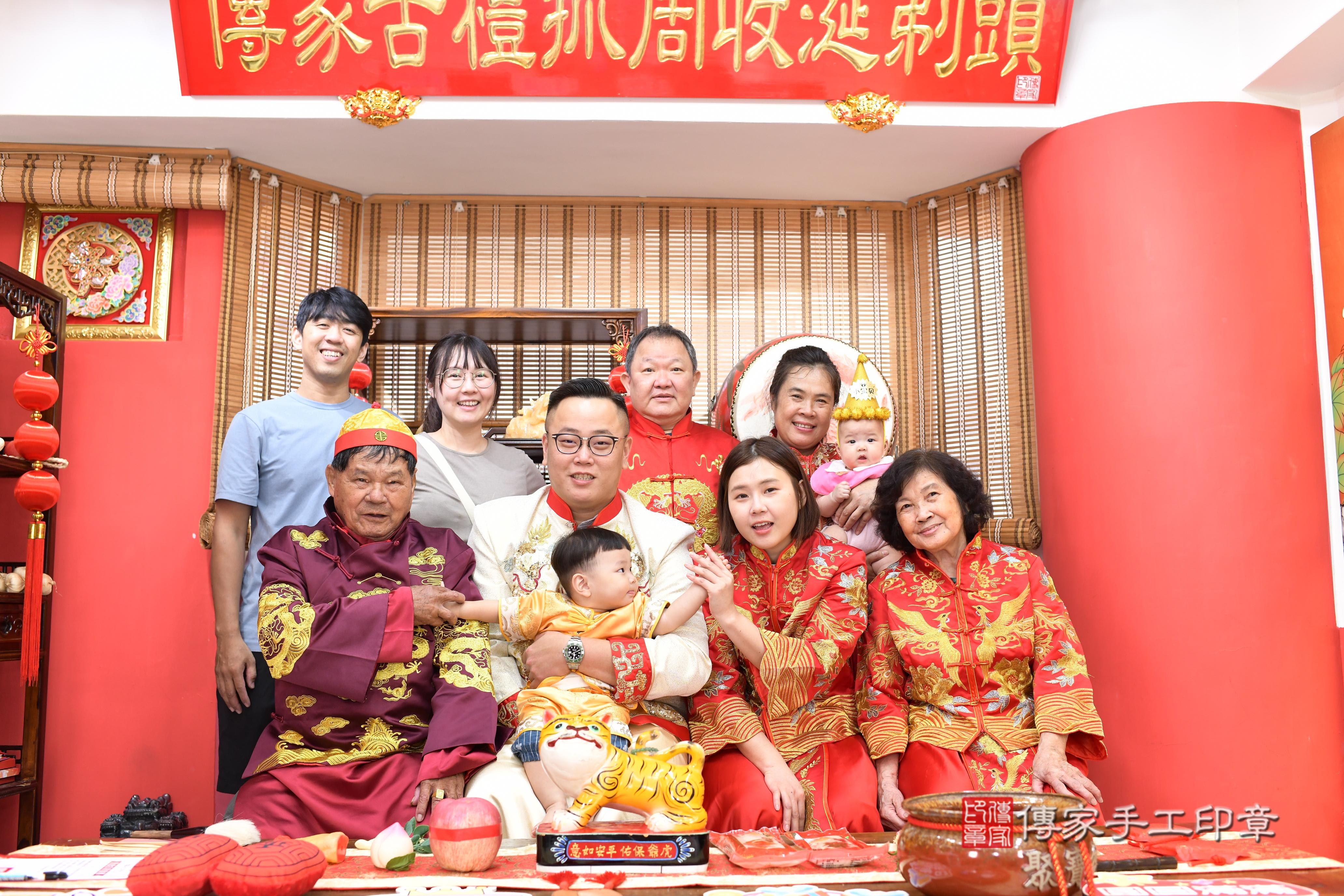 傳家手工印章高雄店、抓周、度脺、中國風會場、傳家嬰兒古禮、吉祥話、抓周道具物品24種、拍照。抓周證書。寶寶抓周、滿周歲、生日快樂、祝福 傳家手工印章高雄店、抓周、度脺、中國風會場、傳家嬰兒古禮、吉祥話、抓周道具物品24種、拍照。抓周證書。寶寶抓周、滿周歲、生日快樂、祝福