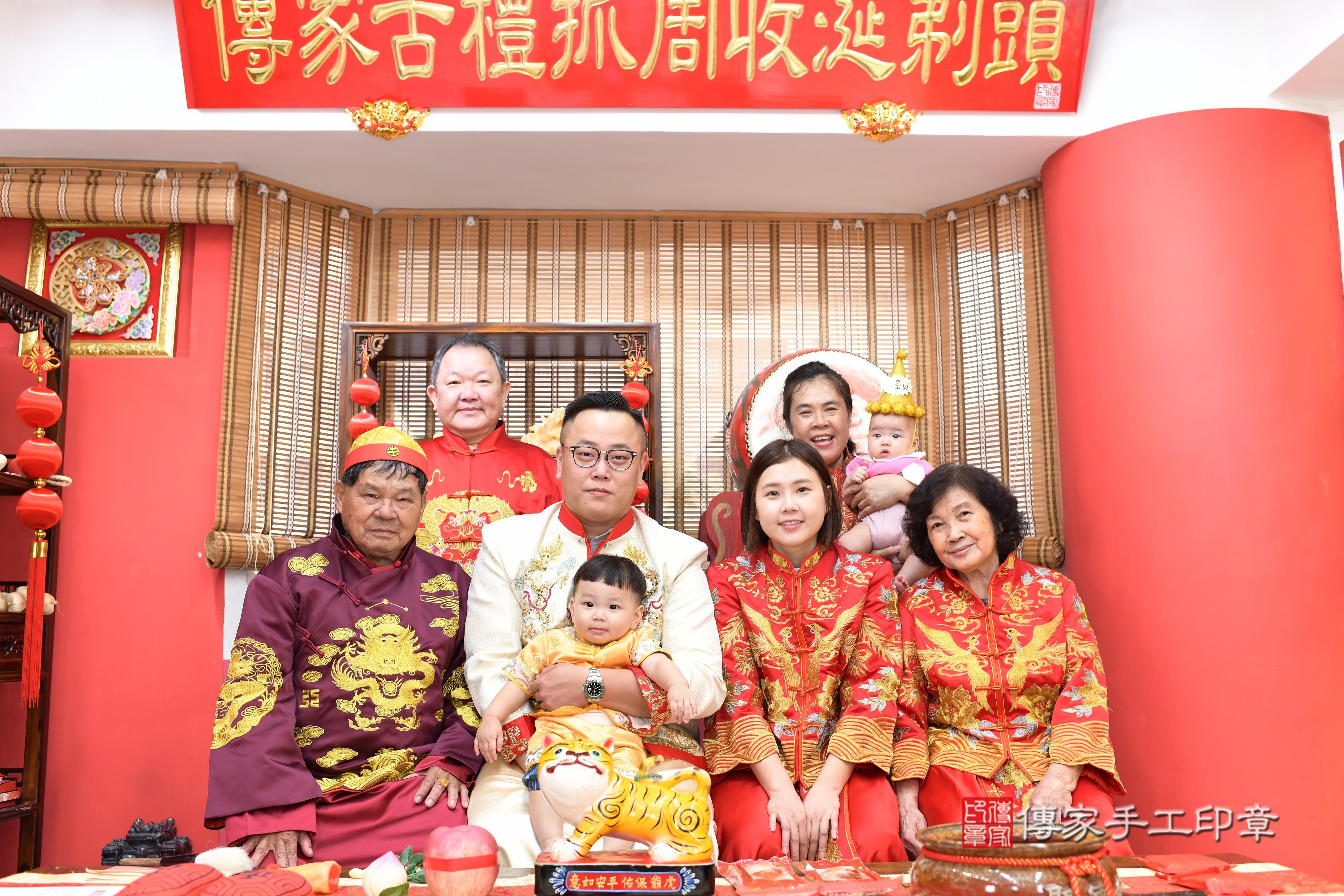 傳家手工印章高雄店、抓周、度脺、中國風會場、傳家嬰兒古禮、吉祥話、抓周道具物品24種、拍照。抓周證書。寶寶抓周、滿周歲、生日快樂、祝福 傳家手工印章高雄店、抓周、度脺、中國風會場、傳家嬰兒古禮、吉祥話、抓周道具物品24種、拍照。抓周證書。寶寶抓周、滿周歲、生日快樂、祝福