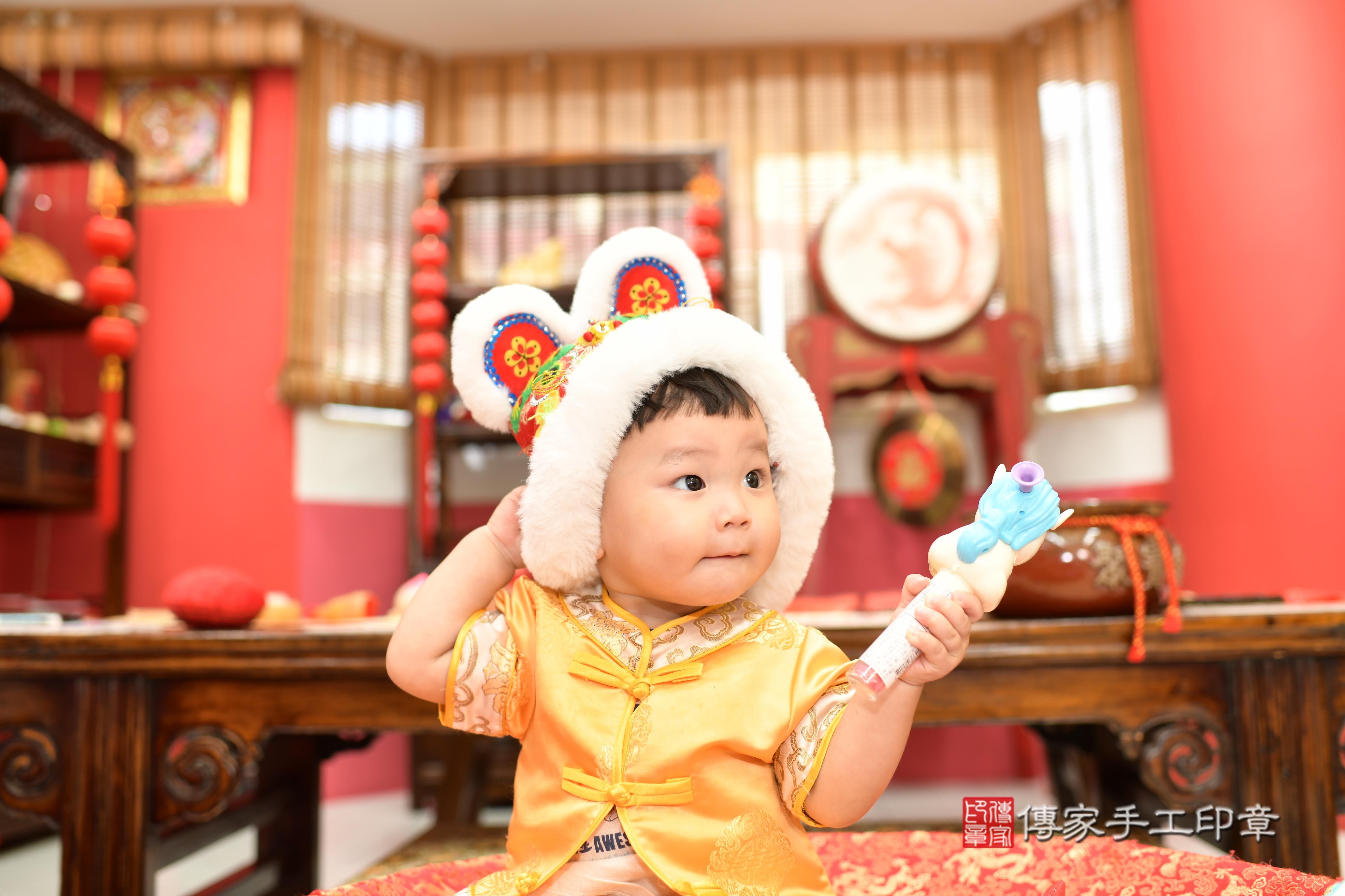 傳家手工印章高雄店、抓周、度脺、中國風會場、傳家嬰兒古禮、吉祥話、抓周道具物品24種、拍照。抓周證書。寶寶抓周、滿周歲、生日快樂、祝福 傳家手工印章高雄店、抓周、度脺、中國風會場、傳家嬰兒古禮、吉祥話、抓周道具物品24種、拍照。抓周證書。寶寶抓周、滿周歲、生日快樂、祝福