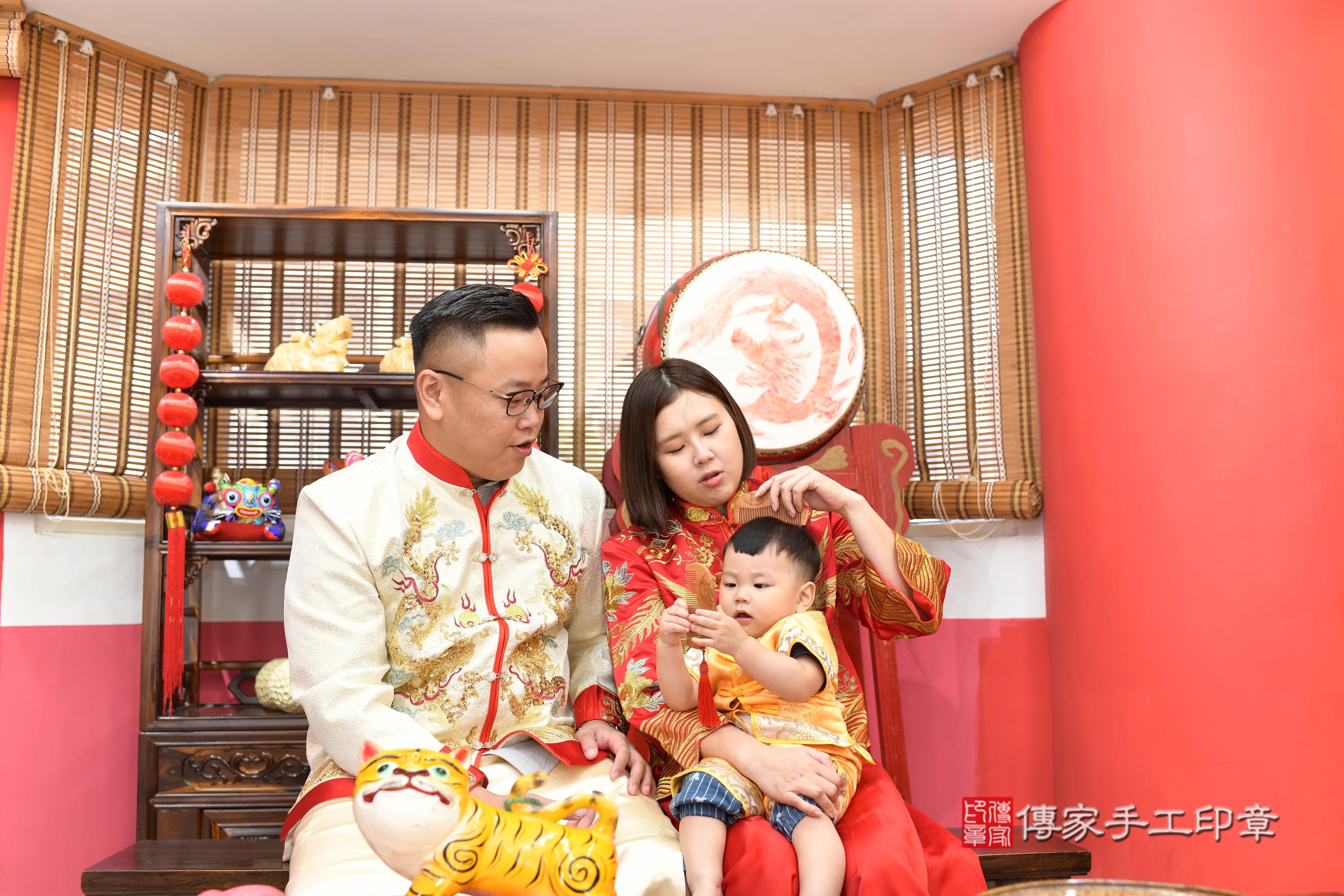 傳家手工印章高雄店、抓周、度脺、中國風會場、傳家嬰兒古禮、吉祥話、抓周道具物品24種、拍照。抓周證書。寶寶抓周、滿周歲、生日快樂、祝福 傳家手工印章高雄店、抓周、度脺、中國風會場、傳家嬰兒古禮、吉祥話、抓周道具物品24種、拍照。抓周證書。寶寶抓周、滿周歲、生日快樂、祝福