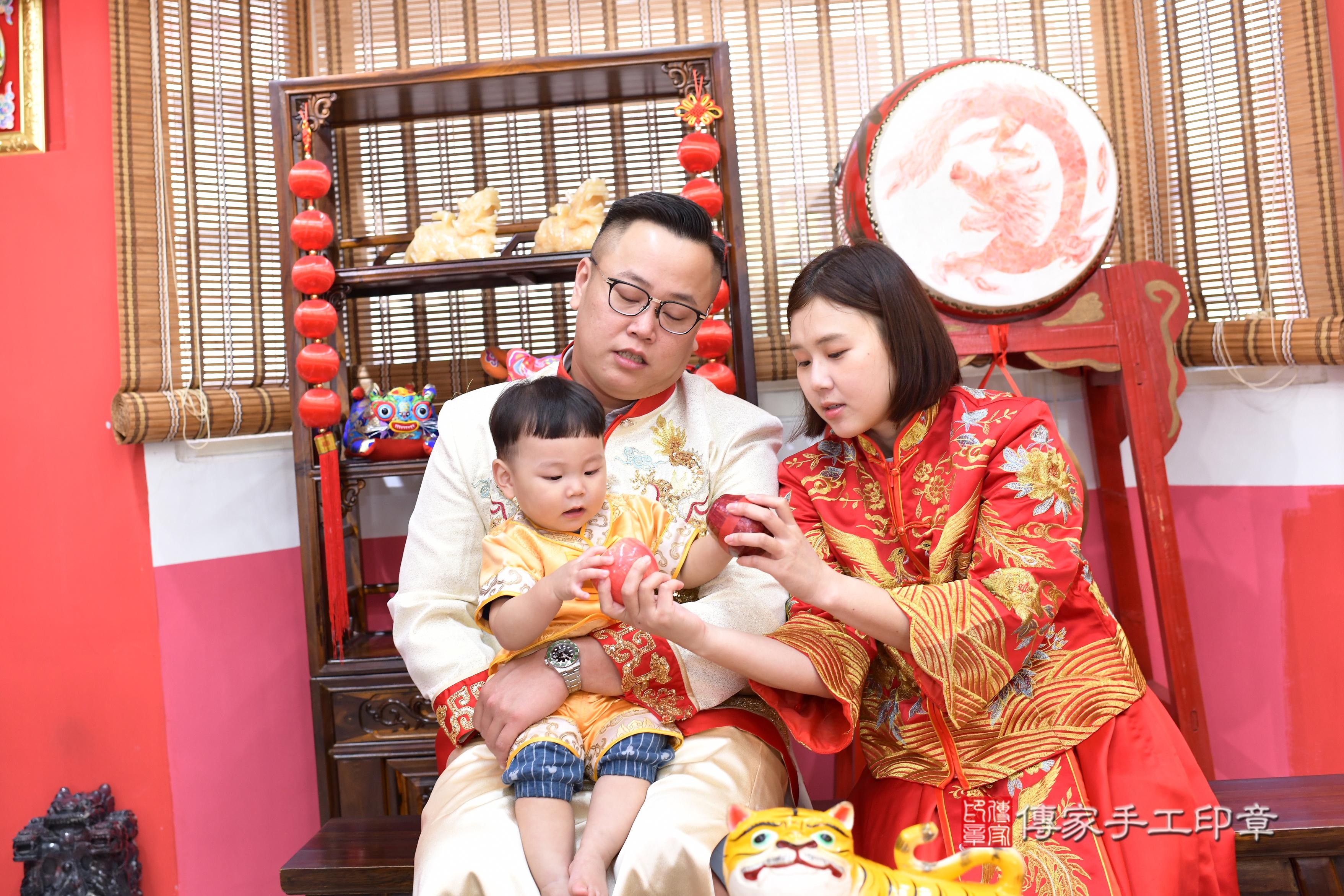 傳家手工印章高雄店、抓周、度脺、中國風會場、傳家嬰兒古禮、吉祥話、抓周道具物品24種、拍照。抓周證書。寶寶抓周、滿周歲、生日快樂、祝福 傳家手工印章高雄店、抓周、度脺、中國風會場、傳家嬰兒古禮、吉祥話、抓周道具物品24種、拍照。抓周證書。寶寶抓周、滿周歲、生日快樂、祝福