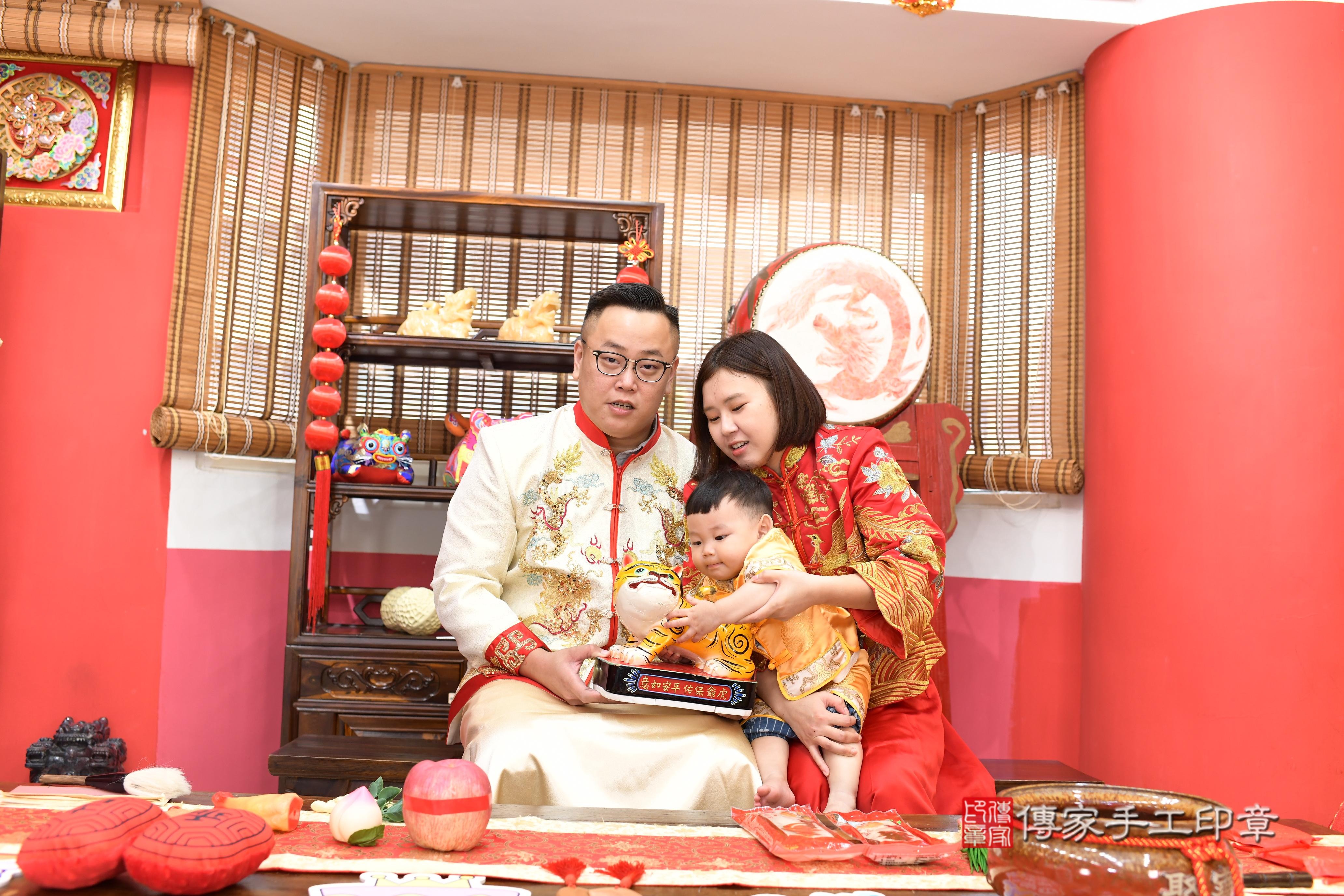 傳家手工印章高雄店、抓周、度脺、中國風會場、傳家嬰兒古禮、吉祥話、抓周道具物品24種、拍照。抓周證書。寶寶抓周、滿周歲、生日快樂、祝福 傳家手工印章高雄店、抓周、度脺、中國風會場、傳家嬰兒古禮、吉祥話、抓周道具物品24種、拍照。抓周證書。寶寶抓周、滿周歲、生日快樂、祝福