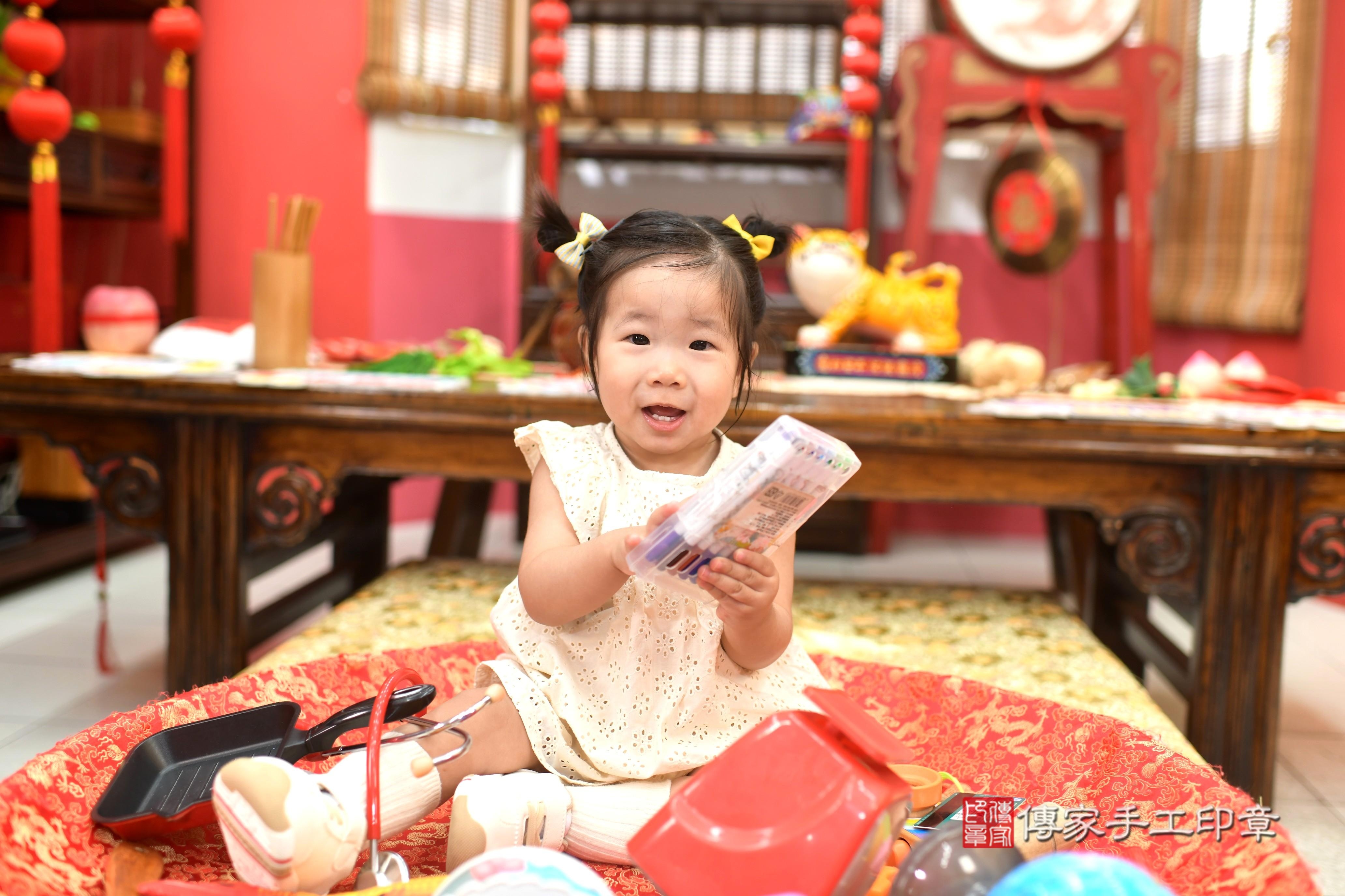 傳家手工印章高雄店、抓周、度脺、中國風會場、傳家嬰兒古禮、吉祥話、抓周道具物品24種、拍照。抓周證書。寶寶抓周、滿周歲、生日快樂、祝福 傳家手工印章高雄店、抓周、度脺、中國風會場、傳家嬰兒古禮、吉祥話、抓周道具物品24種、拍照。抓周證書。寶寶抓周、滿周歲、生日快樂、祝福