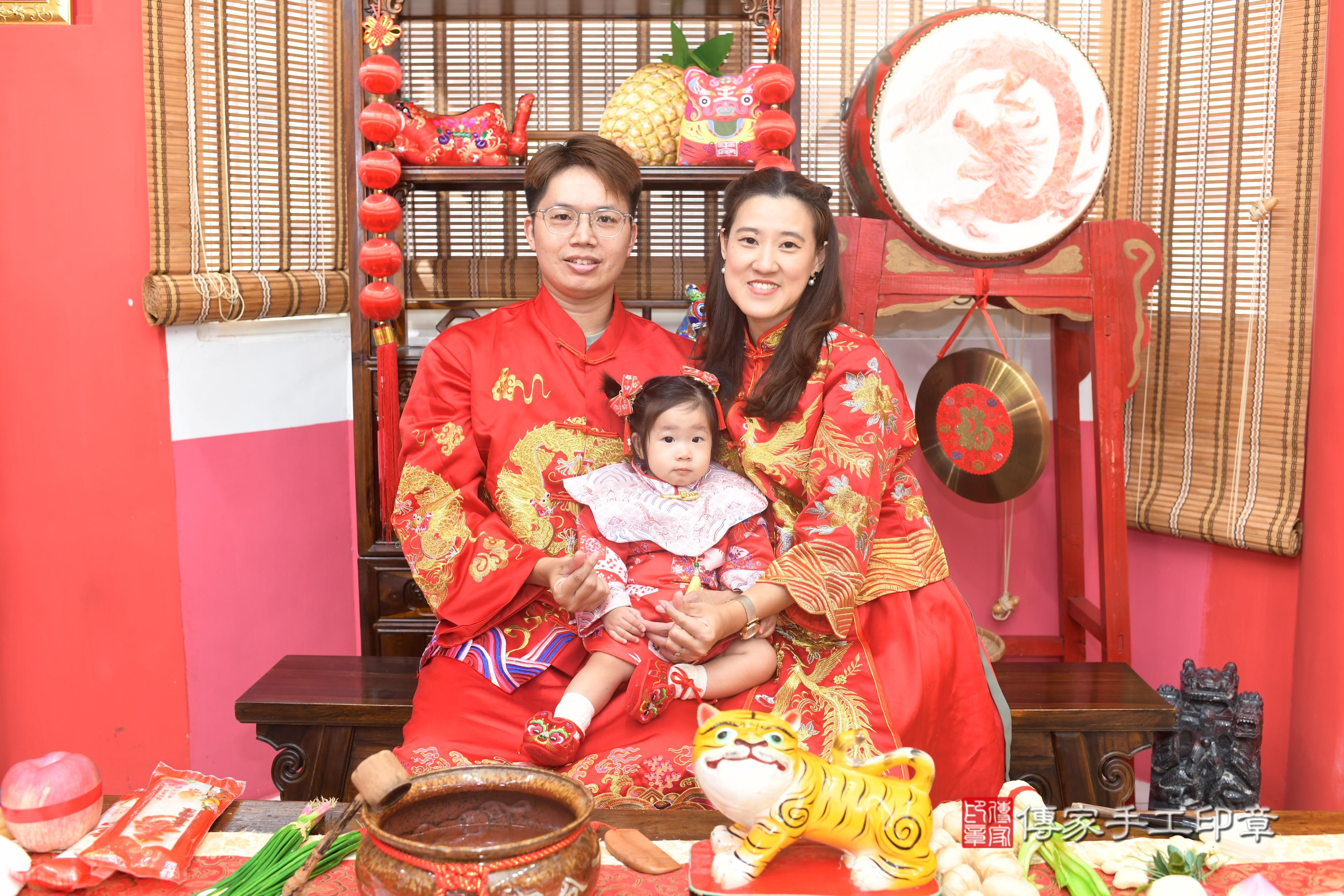 傳家手工印章高雄店、抓周、度脺、中國風會場、傳家嬰兒古禮、吉祥話、抓周道具物品24種、拍照。抓周證書。寶寶抓周、滿周歲、生日快樂、祝福 傳家手工印章高雄店、抓周、度脺、中國風會場、傳家嬰兒古禮、吉祥話、抓周道具物品24種、拍照。抓周證書。寶寶抓周、滿周歲、生日快樂、祝福