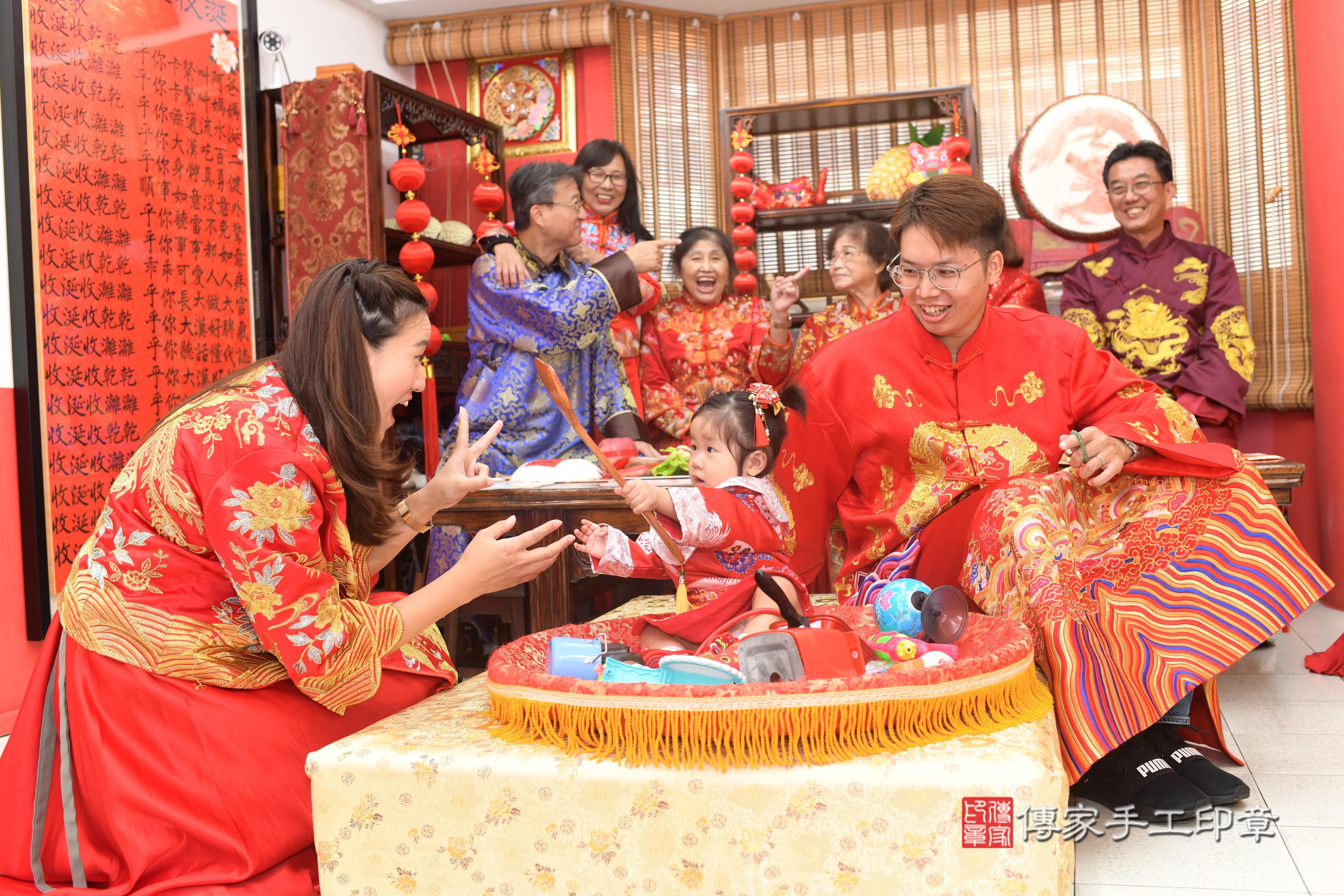 傳家手工印章高雄店、抓周、度脺、中國風會場、傳家嬰兒古禮、吉祥話、抓周道具物品24種、拍照。抓周證書。寶寶抓周、滿周歲、生日快樂、祝福 傳家手工印章高雄店、抓周、度脺、中國風會場、傳家嬰兒古禮、吉祥話、抓周道具物品24種、拍照。抓周證書。寶寶抓周、滿周歲、生日快樂、祝福
