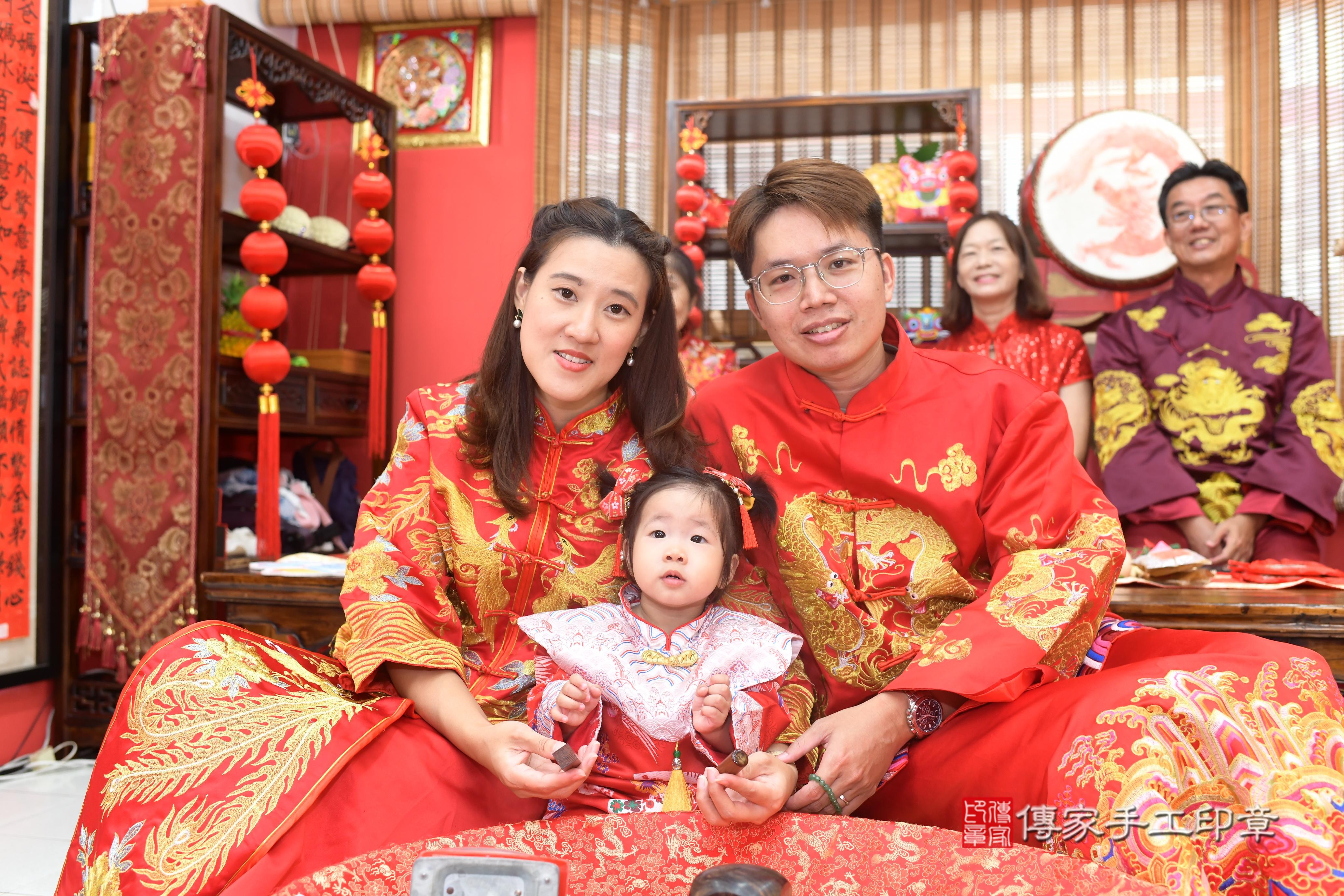 傳家手工印章高雄店、抓周、度脺、中國風會場、傳家嬰兒古禮、吉祥話、抓周道具物品24種、拍照。抓周證書。寶寶抓周、滿周歲、生日快樂、祝福 傳家手工印章高雄店、抓周、度脺、中國風會場、傳家嬰兒古禮、吉祥話、抓周道具物品24種、拍照。抓周證書。寶寶抓周、滿周歲、生日快樂、祝福