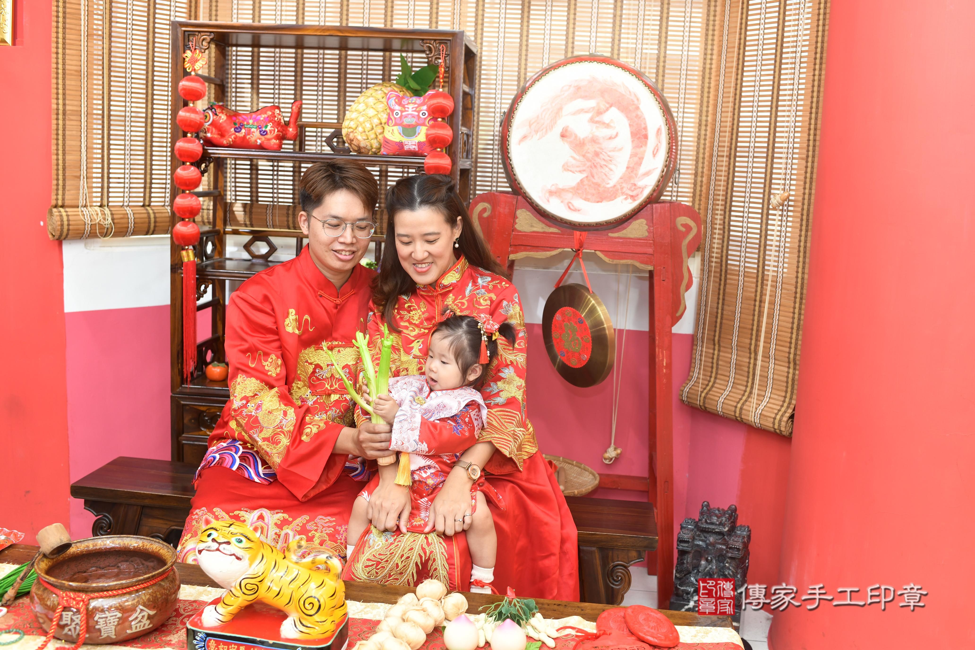 傳家手工印章高雄店、抓周、度脺、中國風會場、傳家嬰兒古禮、吉祥話、抓周道具物品24種、拍照。抓周證書。寶寶抓周、滿周歲、生日快樂、祝福 傳家手工印章高雄店、抓周、度脺、中國風會場、傳家嬰兒古禮、吉祥話、抓周道具物品24種、拍照。抓周證書。寶寶抓周、滿周歲、生日快樂、祝福