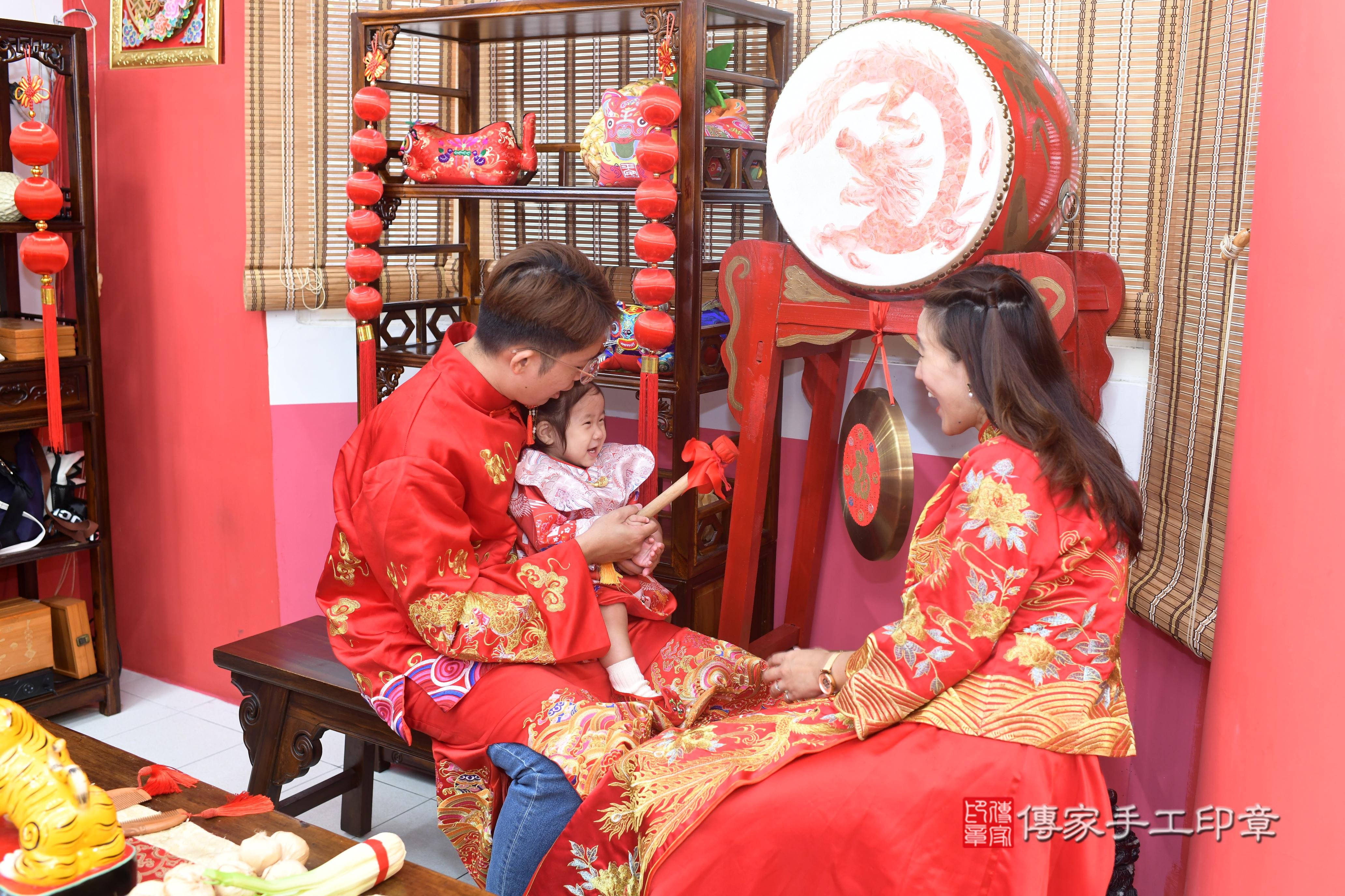 傳家手工印章高雄店、抓周、度脺、中國風會場、傳家嬰兒古禮、吉祥話、抓周道具物品24種、拍照。抓周證書。寶寶抓周、滿周歲、生日快樂、祝福 傳家手工印章高雄店、抓周、度脺、中國風會場、傳家嬰兒古禮、吉祥話、抓周道具物品24種、拍照。抓周證書。寶寶抓周、滿周歲、生日快樂、祝福