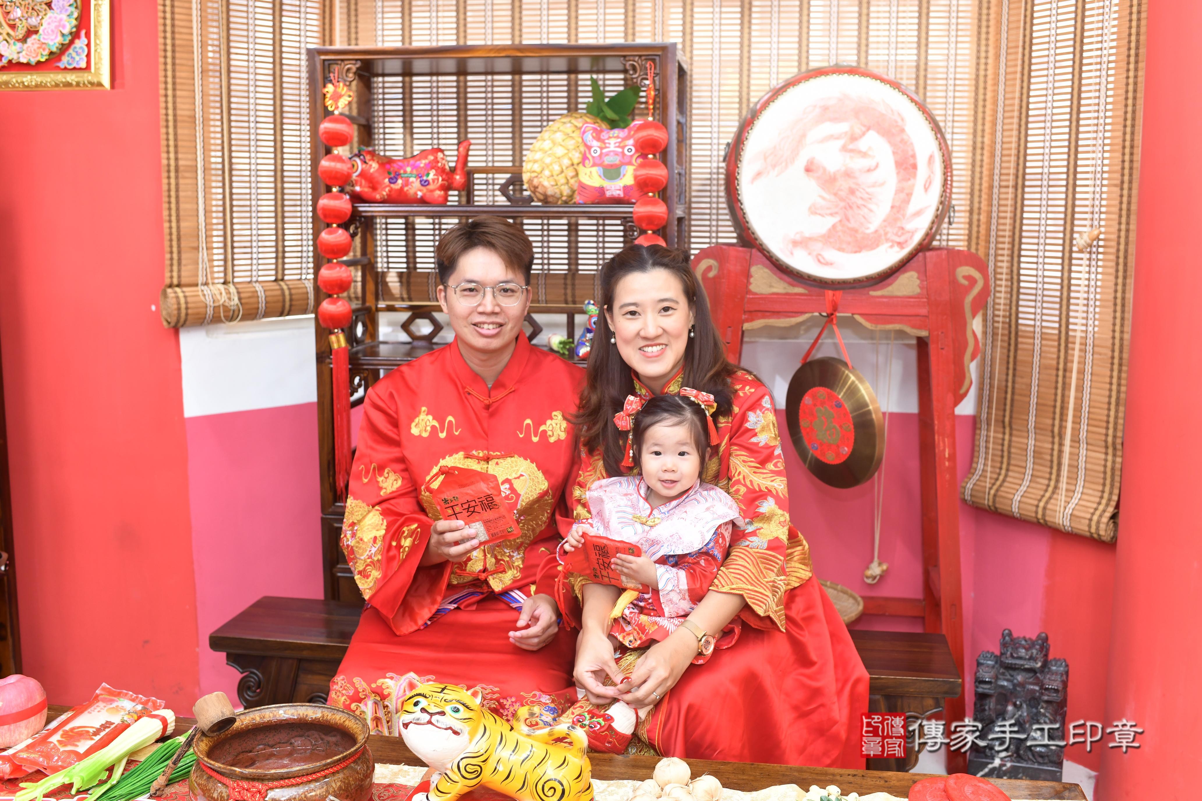 傳家手工印章高雄店、抓周、度脺、中國風會場、傳家嬰兒古禮、吉祥話、抓周道具物品24種、拍照。抓周證書。寶寶抓周、滿周歲、生日快樂、祝福 傳家手工印章高雄店、抓周、度脺、中國風會場、傳家嬰兒古禮、吉祥話、抓周道具物品24種、拍照。抓周證書。寶寶抓周、滿周歲、生日快樂、祝福