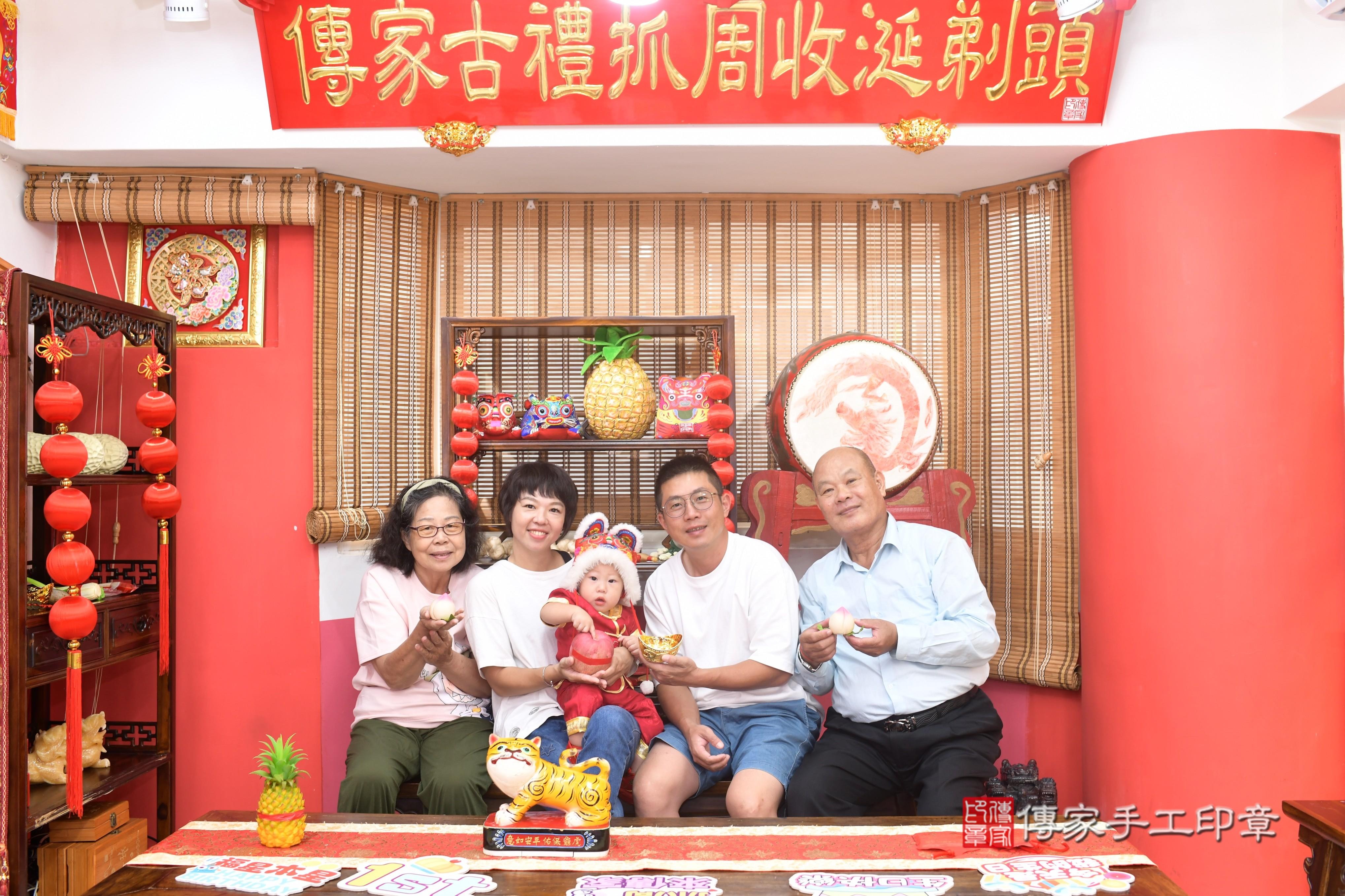 傳家手工印章高雄店、抓周、度脺、中國風會場、傳家嬰兒古禮、吉祥話、抓周道具物品24種、拍照。抓周證書。寶寶抓周、滿周歲、生日快樂、祝福 傳家手工印章高雄店、抓周、度脺、中國風會場、傳家嬰兒古禮、吉祥話、抓周道具物品24種、拍照。抓周證書。寶寶抓周、滿周歲、生日快樂、祝福