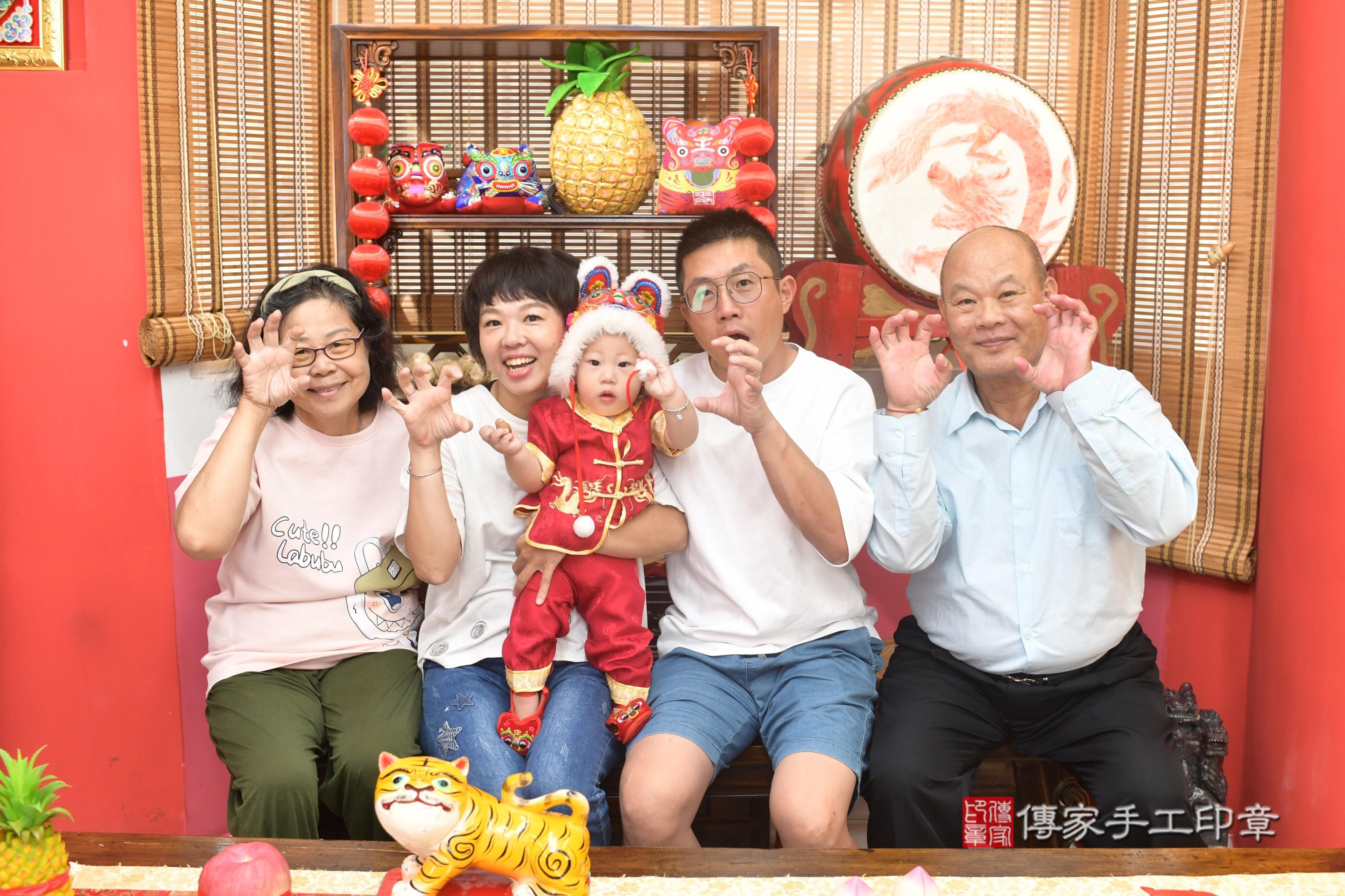 傳家手工印章高雄店、抓周、度脺、中國風會場、傳家嬰兒古禮、吉祥話、抓周道具物品24種、拍照。抓周證書。寶寶抓周、滿周歲、生日快樂、祝福 傳家手工印章高雄店、抓周、度脺、中國風會場、傳家嬰兒古禮、吉祥話、抓周道具物品24種、拍照。抓周證書。寶寶抓周、滿周歲、生日快樂、祝福