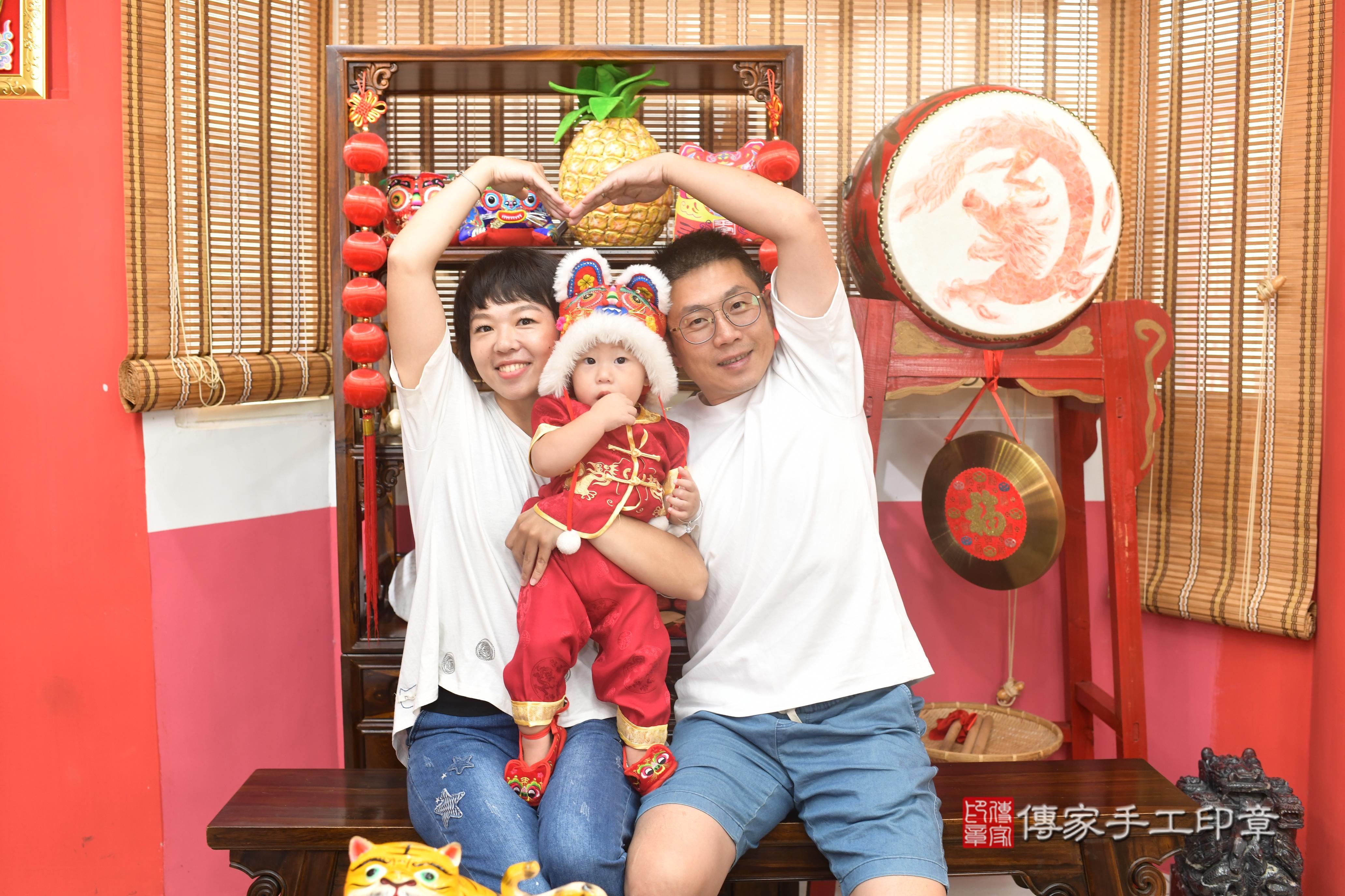 傳家手工印章高雄店、抓周、度脺、中國風會場、傳家嬰兒古禮、吉祥話、抓周道具物品24種、拍照。抓周證書。寶寶抓周、滿周歲、生日快樂、祝福 傳家手工印章高雄店、抓周、度脺、中國風會場、傳家嬰兒古禮、吉祥話、抓周道具物品24種、拍照。抓周證書。寶寶抓周、滿周歲、生日快樂、祝福