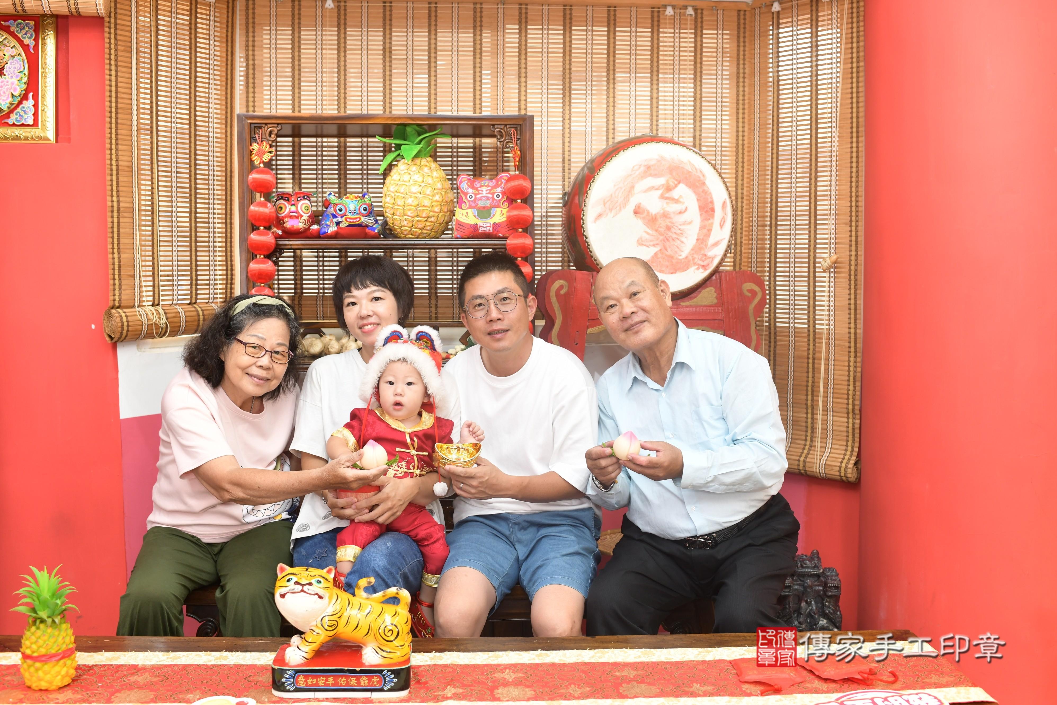 傳家手工印章高雄店、抓周、度脺、中國風會場、傳家嬰兒古禮、吉祥話、抓周道具物品24種、拍照。抓周證書。寶寶抓周、滿周歲、生日快樂、祝福 傳家手工印章高雄店、抓周、度脺、中國風會場、傳家嬰兒古禮、吉祥話、抓周道具物品24種、拍照。抓周證書。寶寶抓周、滿周歲、生日快樂、祝福