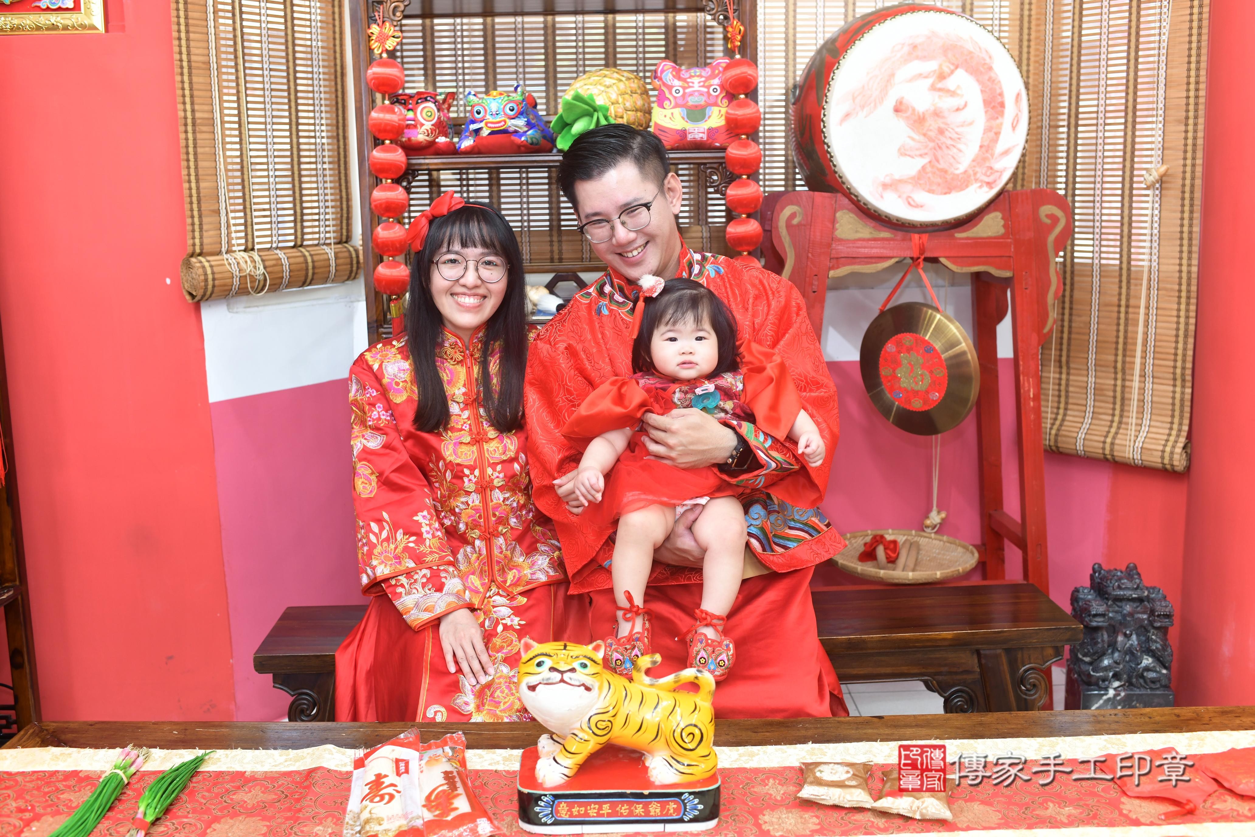 傳家手工印章高雄店、抓周、度脺、中國風會場、傳家嬰兒古禮、吉祥話、抓周道具物品24種、拍照。抓周證書。寶寶抓周、滿周歲、生日快樂、祝福 傳家手工印章高雄店、抓周、度脺、中國風會場、傳家嬰兒古禮、吉祥話、抓周道具物品24種、拍照。抓周證書。寶寶抓周、滿周歲、生日快樂、祝福