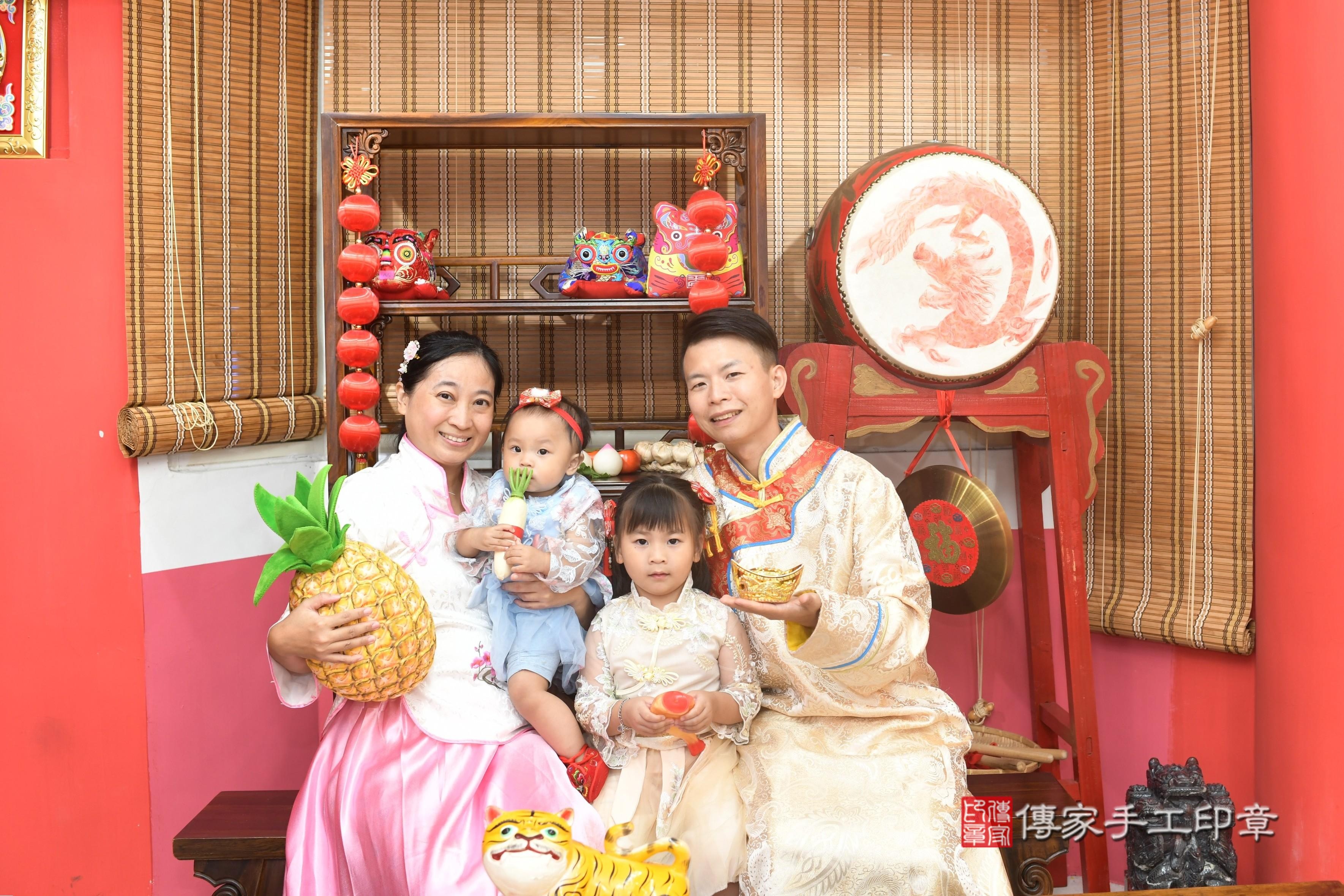 傳家手工印章高雄店、抓周、度脺、中國風會場、傳家嬰兒古禮、吉祥話、抓周道具物品24種、拍照。抓周證書。寶寶抓周、滿周歲、生日快樂、祝福 傳家手工印章高雄店、抓周、度脺、中國風會場、傳家嬰兒古禮、吉祥話、抓周道具物品24種、拍照。抓周證書。寶寶抓周、滿周歲、生日快樂、祝福