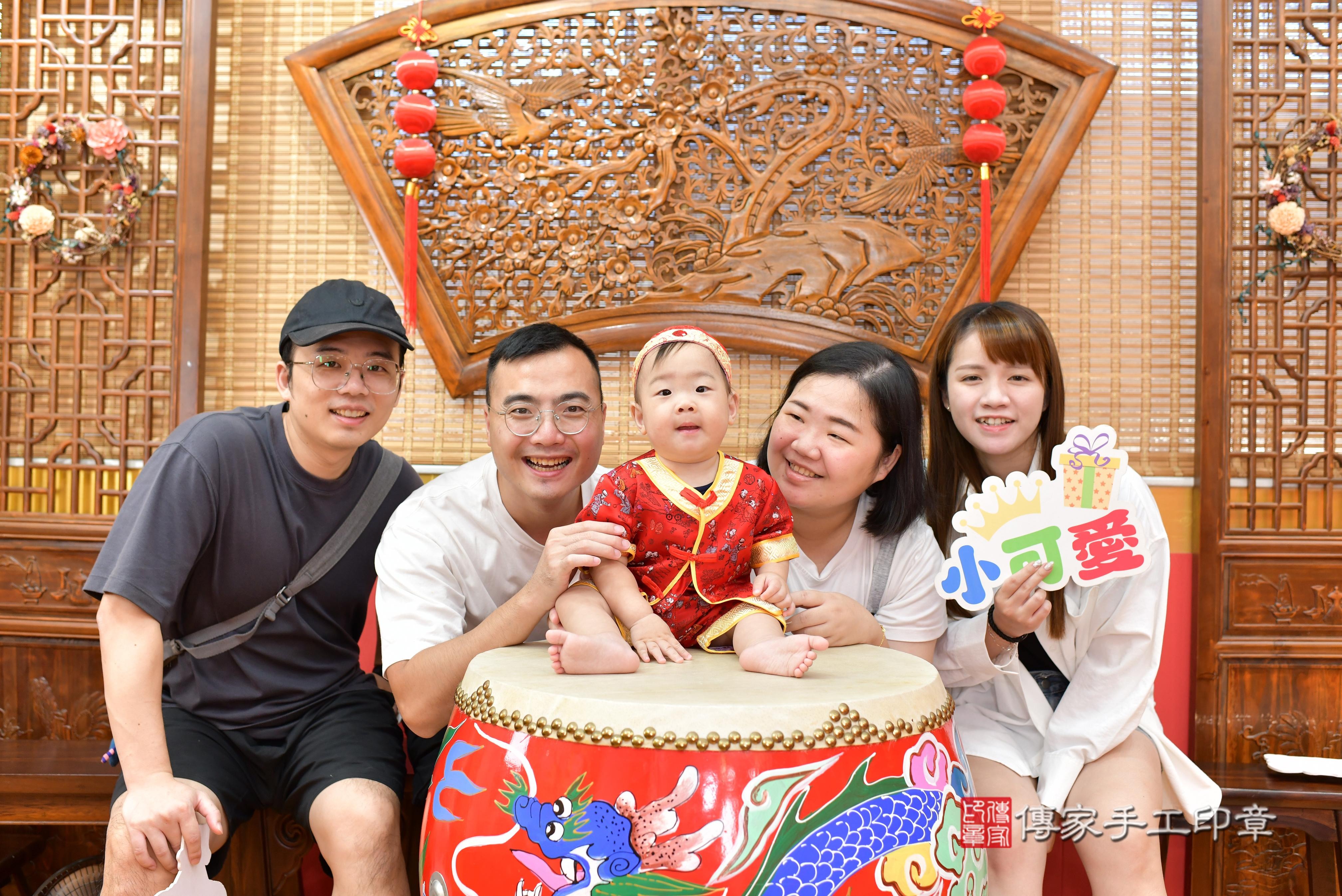 傳家手工印章桃園店、抓周、度脺、美式風會場、傳家嬰兒古禮、吉祥話、抓周道具物品24種、拍照。抓周證書。寶寶抓周、滿周歲、生日快樂、祝福 傳家手工印章桃園店、抓周、度脺、美式風會場、傳家嬰兒古禮、吉祥話、抓周道具物品24種、拍照。抓周證書。寶寶抓周、滿周歲、生日快樂、祝福