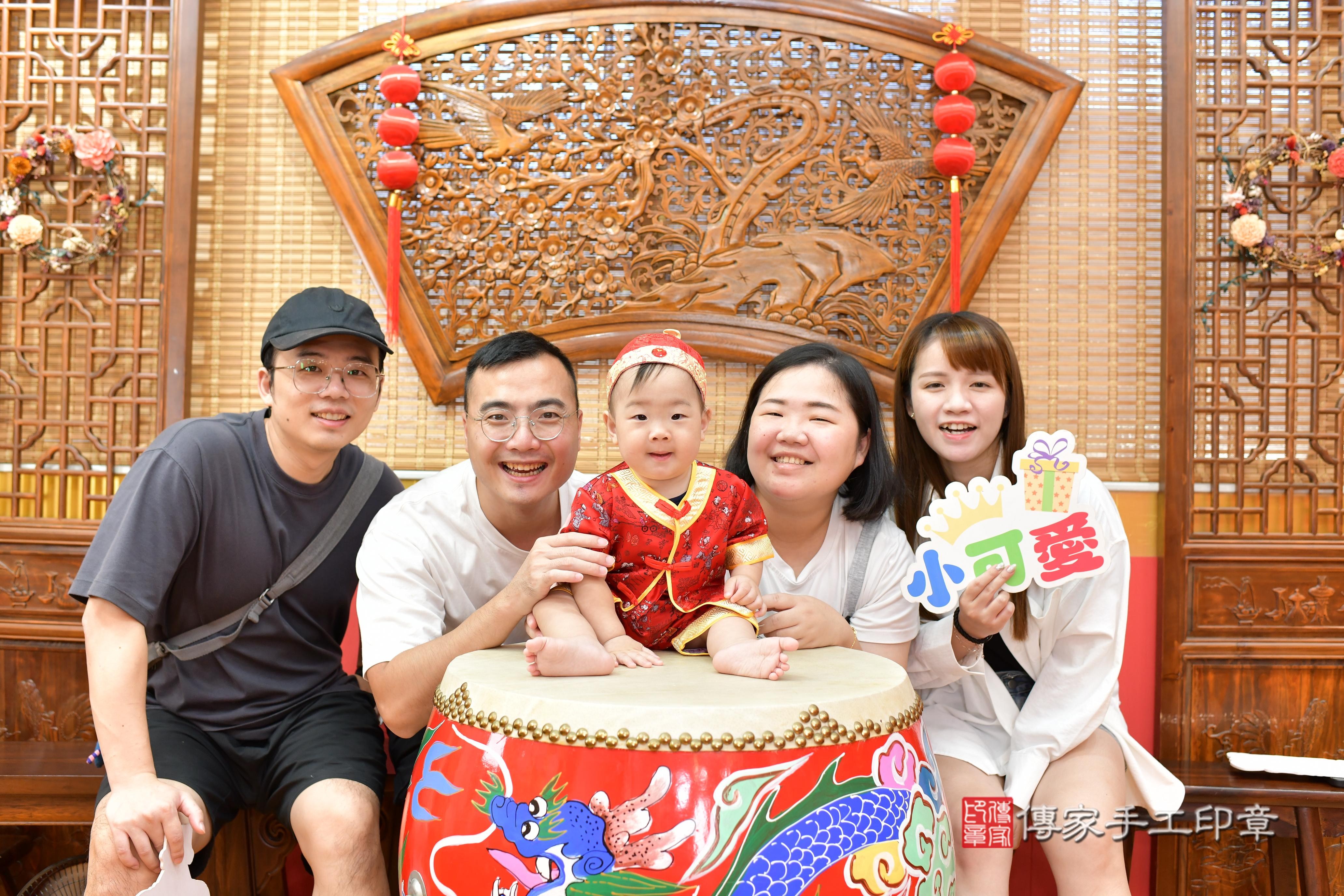 傳家手工印章桃園店、抓周、度脺、美式風會場、傳家嬰兒古禮、吉祥話、抓周道具物品24種、拍照。抓周證書。寶寶抓周、滿周歲、生日快樂、祝福 傳家手工印章桃園店、抓周、度脺、美式風會場、傳家嬰兒古禮、吉祥話、抓周道具物品24種、拍照。抓周證書。寶寶抓周、滿周歲、生日快樂、祝福