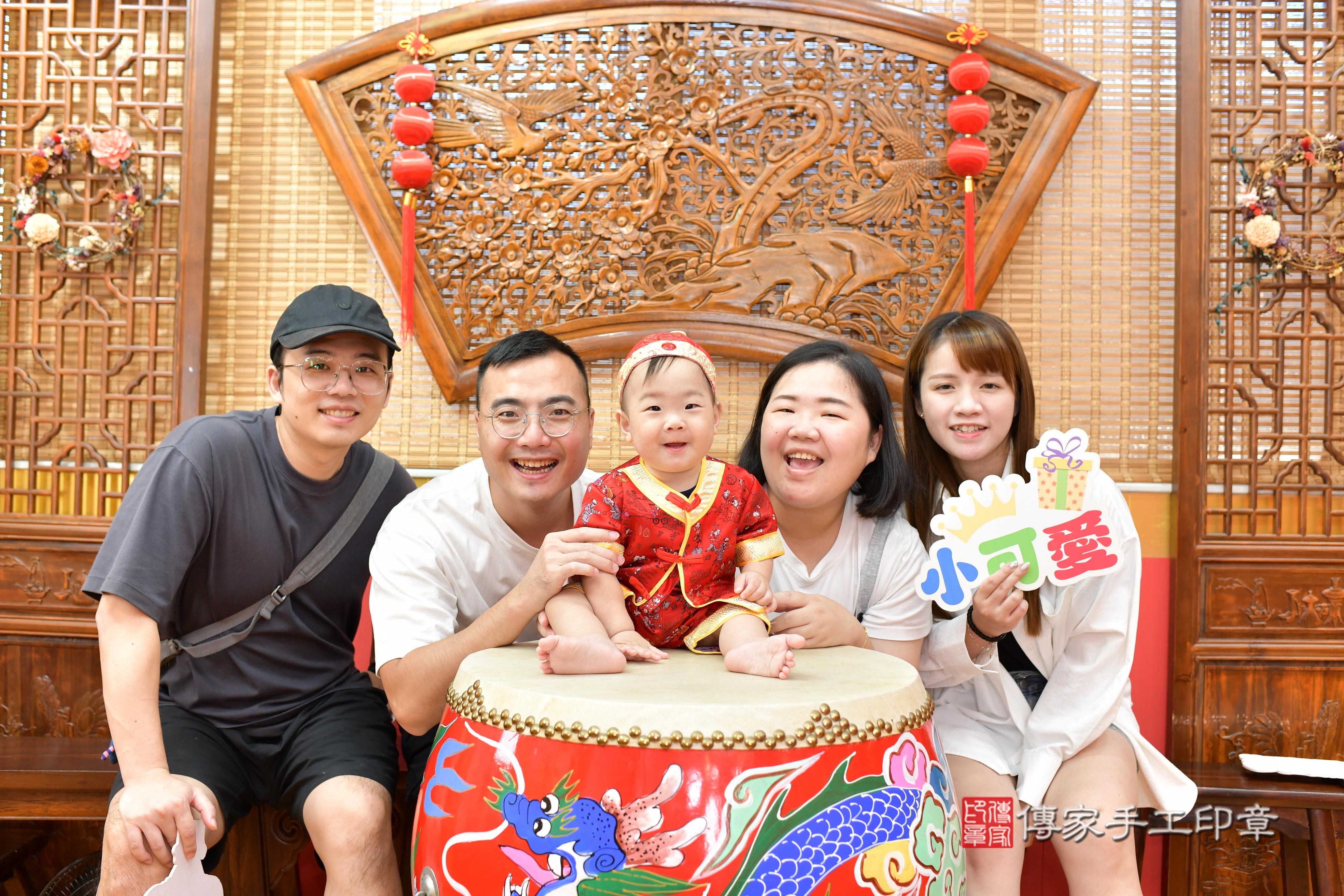 傳家手工印章桃園店、抓周、度脺、美式風會場、傳家嬰兒古禮、吉祥話、抓周道具物品24種、拍照。抓周證書。寶寶抓周、滿周歲、生日快樂、祝福 傳家手工印章桃園店、抓周、度脺、美式風會場、傳家嬰兒古禮、吉祥話、抓周道具物品24種、拍照。抓周證書。寶寶抓周、滿周歲、生日快樂、祝福