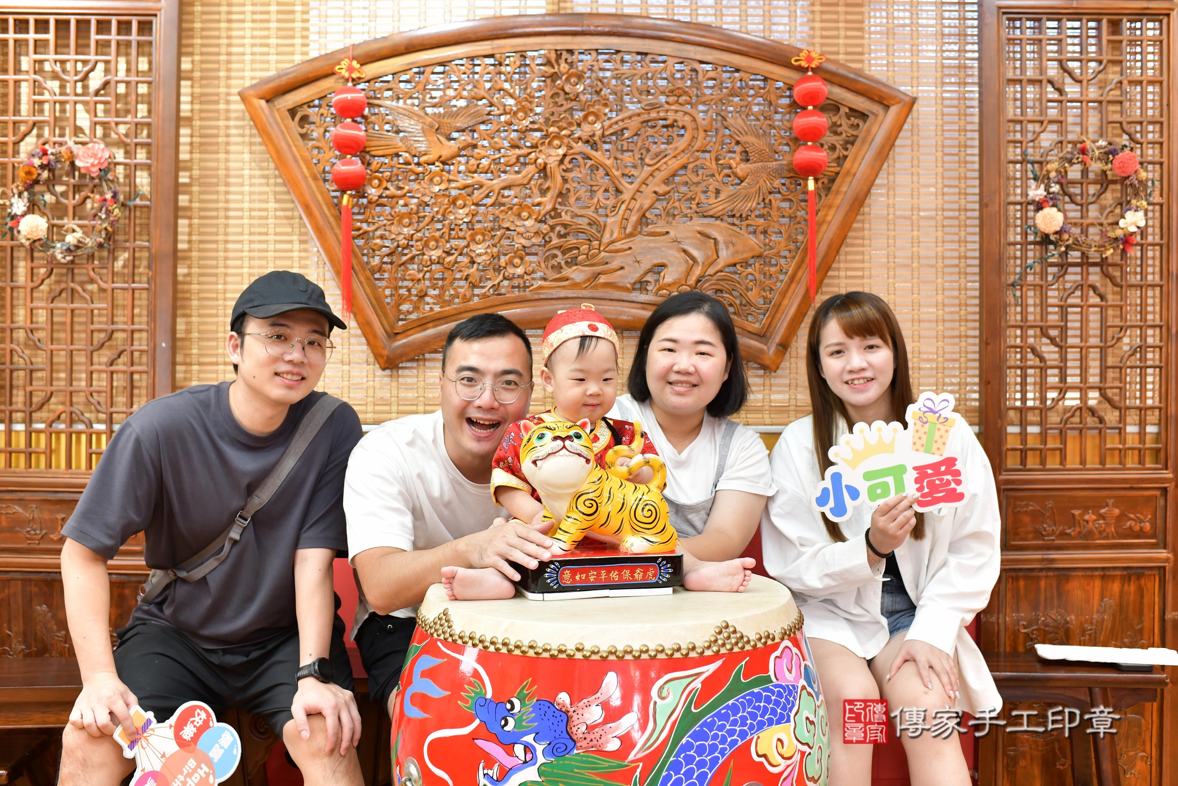 傳家手工印章桃園店、抓周、度脺、美式風會場、傳家嬰兒古禮、吉祥話、抓周道具物品24種、拍照。抓周證書。寶寶抓周、滿周歲、生日快樂、祝福 傳家手工印章桃園店、抓周、度脺、美式風會場、傳家嬰兒古禮、吉祥話、抓周道具物品24種、拍照。抓周證書。寶寶抓周、滿周歲、生日快樂、祝福