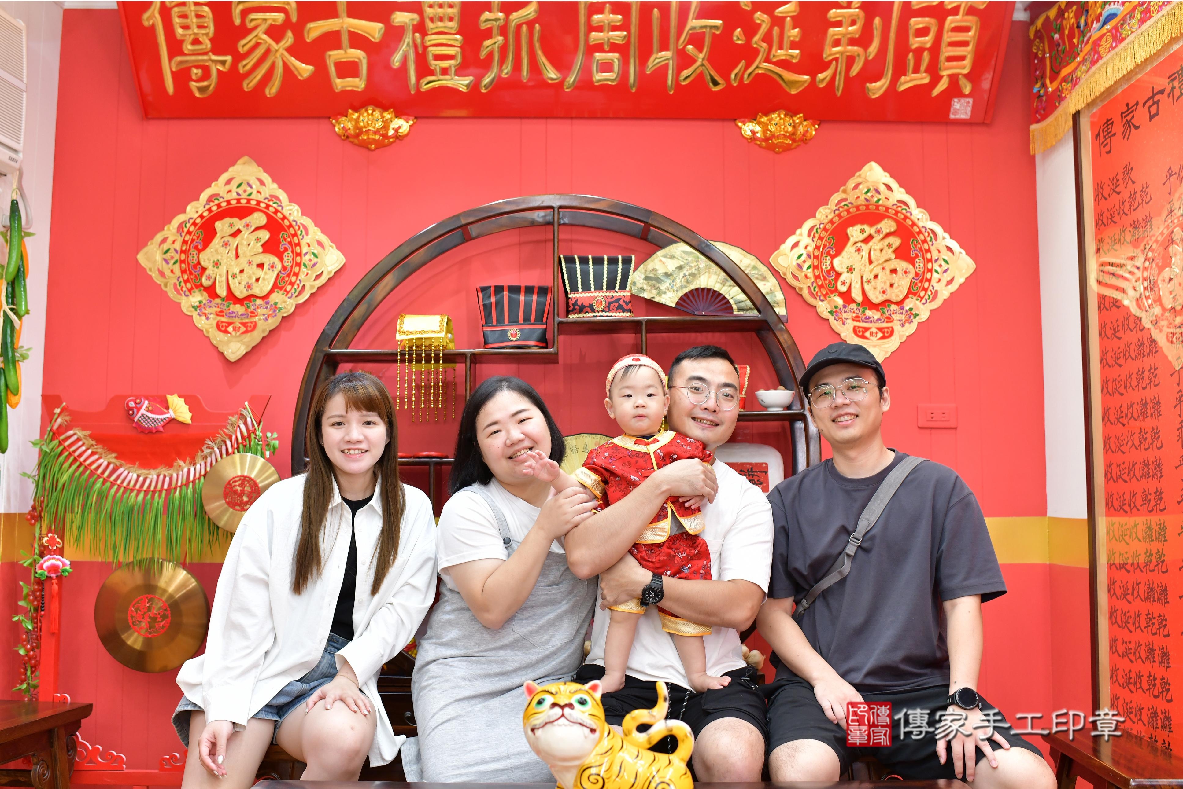 傳家手工印章桃園店、抓周、度脺、美式風會場、傳家嬰兒古禮、吉祥話、抓周道具物品24種、拍照。抓周證書。寶寶抓周、滿周歲、生日快樂、祝福 傳家手工印章桃園店、抓周、度脺、美式風會場、傳家嬰兒古禮、吉祥話、抓周道具物品24種、拍照。抓周證書。寶寶抓周、滿周歲、生日快樂、祝福