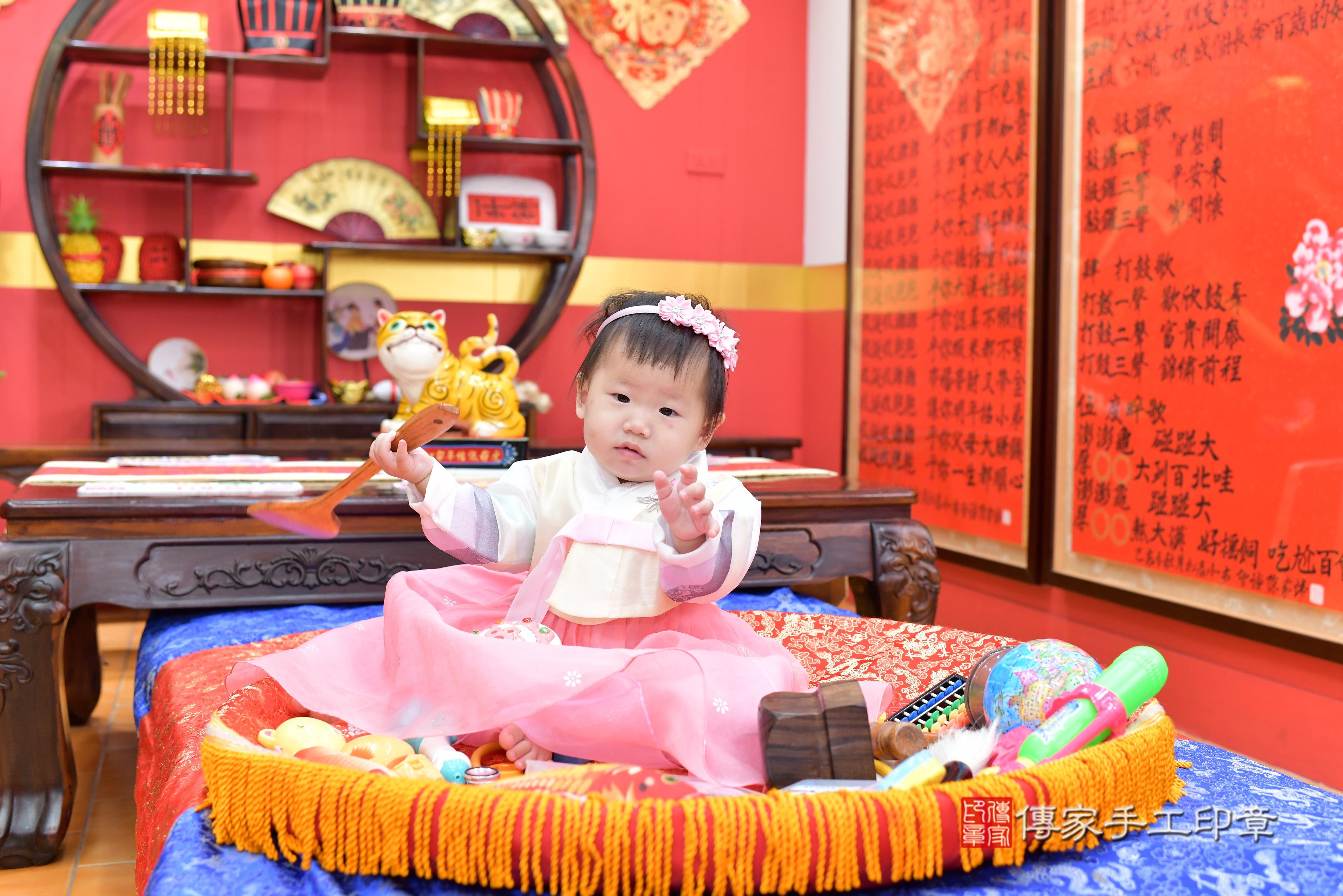 傳家手工印章桃園店、抓周、度脺、美式風會場、傳家嬰兒古禮、吉祥話、抓周道具物品24種、拍照。抓周證書。寶寶抓周、滿周歲、生日快樂、祝福 傳家手工印章桃園店、抓周、度脺、美式風會場、傳家嬰兒古禮、吉祥話、抓周道具物品24種、拍照。抓周證書。寶寶抓周、滿周歲、生日快樂、祝福