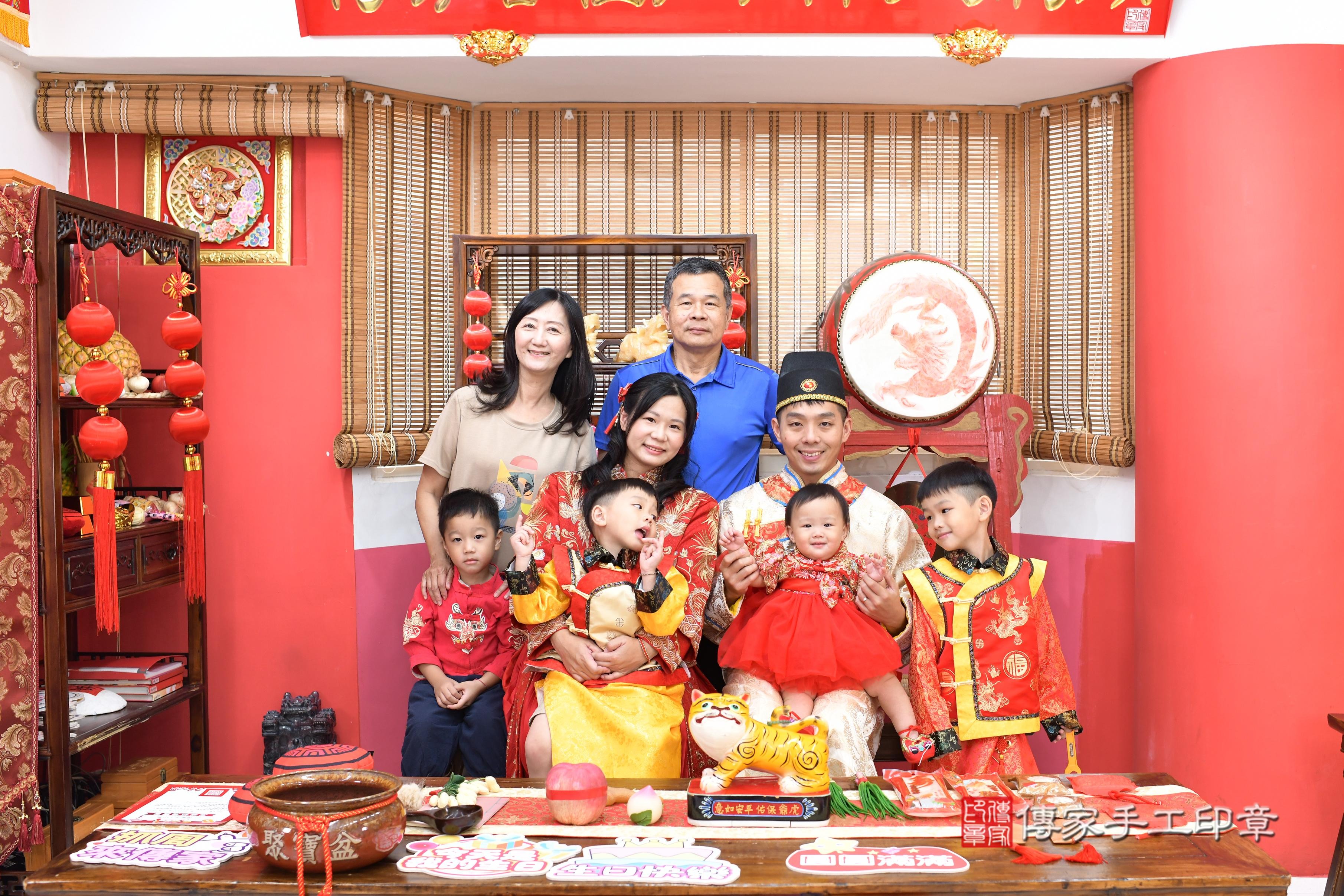 傳家手工印章高雄店、抓周、度脺、中國風會場、傳家嬰兒古禮、吉祥話、抓周道具物品24種、拍照。抓周證書。寶寶抓周、滿周歲、生日快樂、祝福 傳家手工印章高雄店、抓周、度脺、中國風會場、傳家嬰兒古禮、吉祥話、抓周道具物品24種、拍照。抓周證書。寶寶抓周、滿周歲、生日快樂、祝福