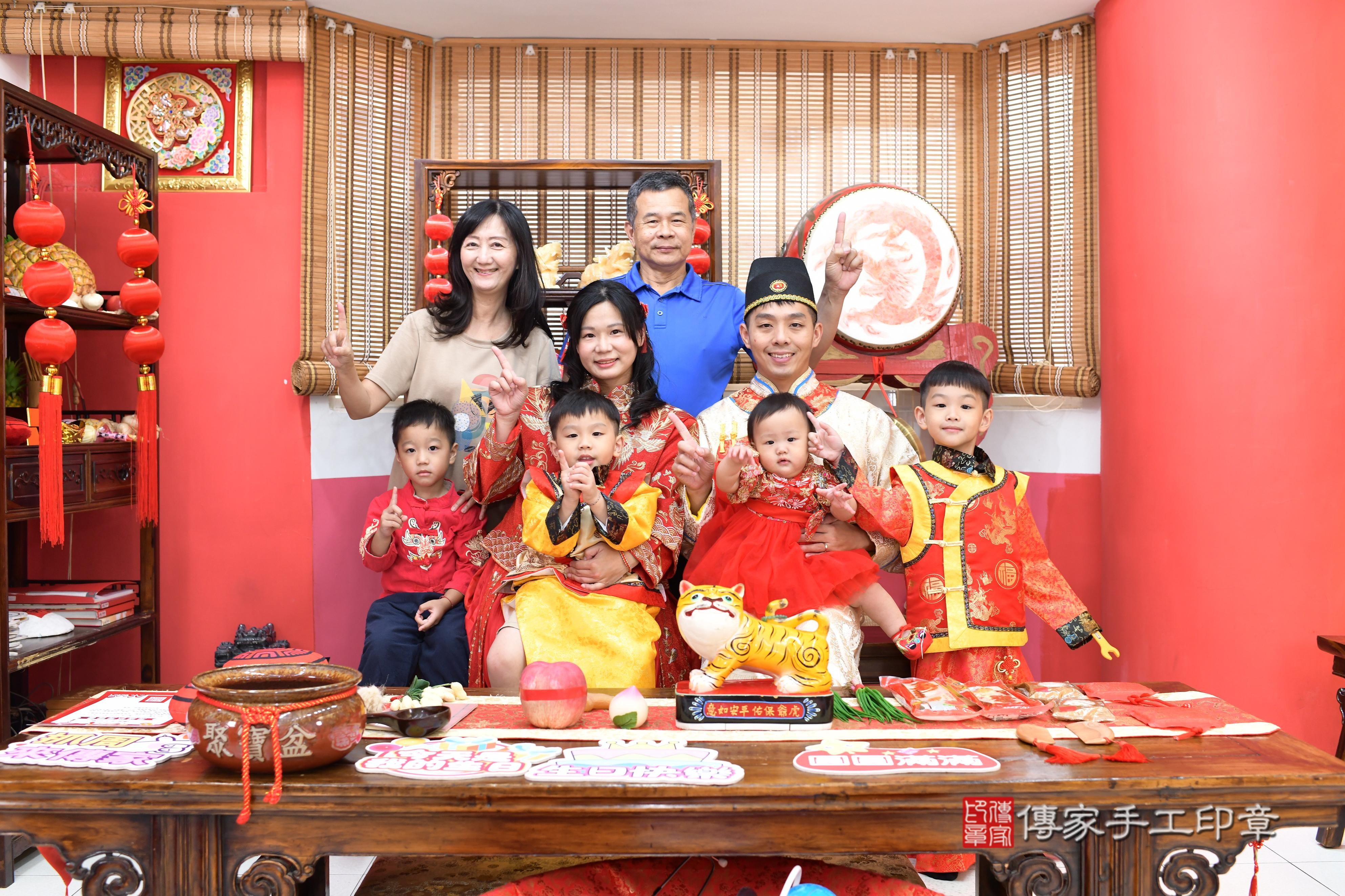 傳家手工印章高雄店、抓周、度脺、中國風會場、傳家嬰兒古禮、吉祥話、抓周道具物品24種、拍照。抓周證書。寶寶抓周、滿周歲、生日快樂、祝福 傳家手工印章高雄店、抓周、度脺、中國風會場、傳家嬰兒古禮、吉祥話、抓周道具物品24種、拍照。抓周證書。寶寶抓周、滿周歲、生日快樂、祝福