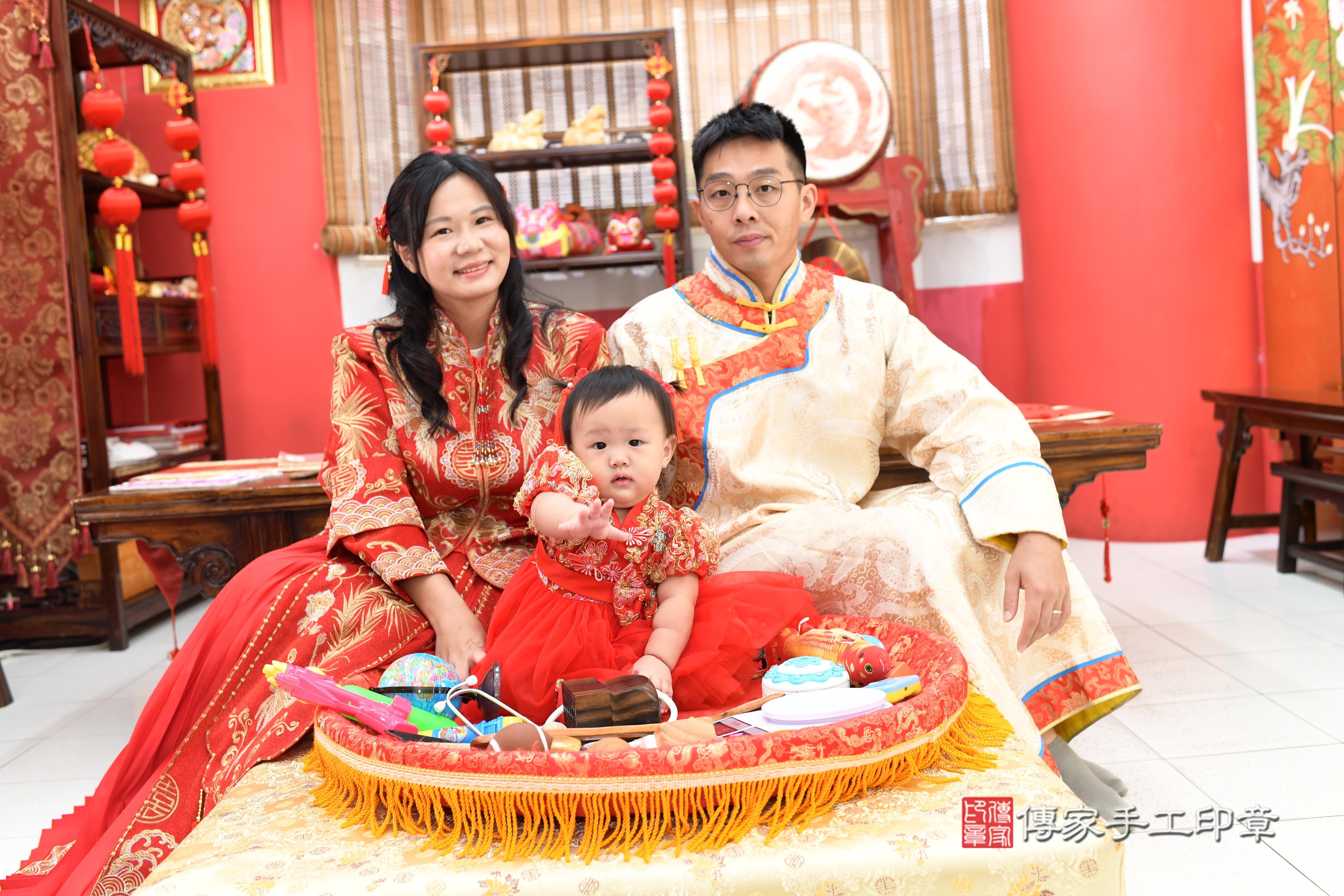 傳家手工印章高雄店、抓周、度脺、中國風會場、傳家嬰兒古禮、吉祥話、抓周道具物品24種、拍照。抓周證書。寶寶抓周、滿周歲、生日快樂、祝福 傳家手工印章高雄店、抓周、度脺、中國風會場、傳家嬰兒古禮、吉祥話、抓周道具物品24種、拍照。抓周證書。寶寶抓周、滿周歲、生日快樂、祝福