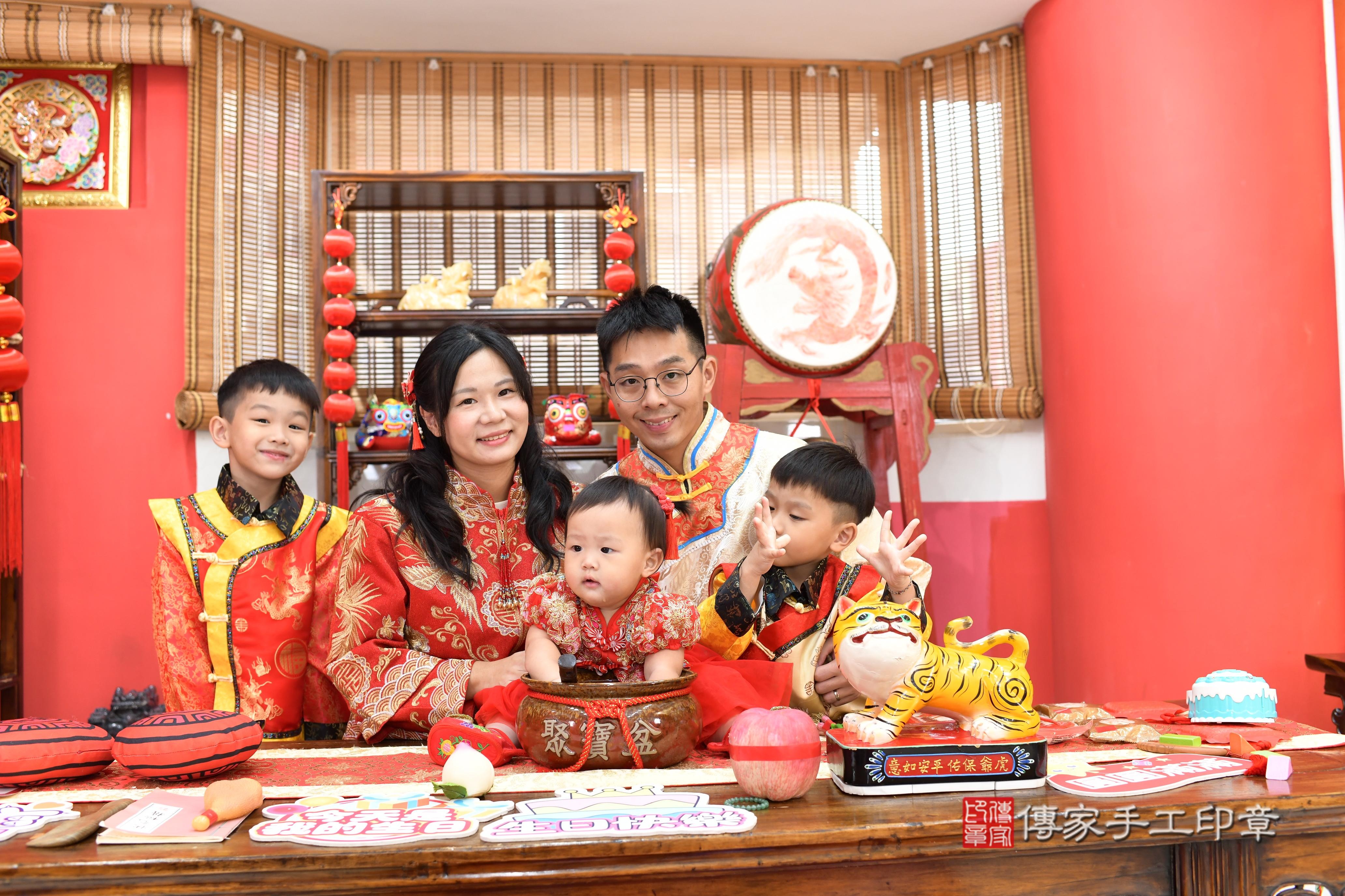 傳家手工印章高雄店、抓周、度脺、中國風會場、傳家嬰兒古禮、吉祥話、抓周道具物品24種、拍照。抓周證書。寶寶抓周、滿周歲、生日快樂、祝福 傳家手工印章高雄店、抓周、度脺、中國風會場、傳家嬰兒古禮、吉祥話、抓周道具物品24種、拍照。抓周證書。寶寶抓周、滿周歲、生日快樂、祝福