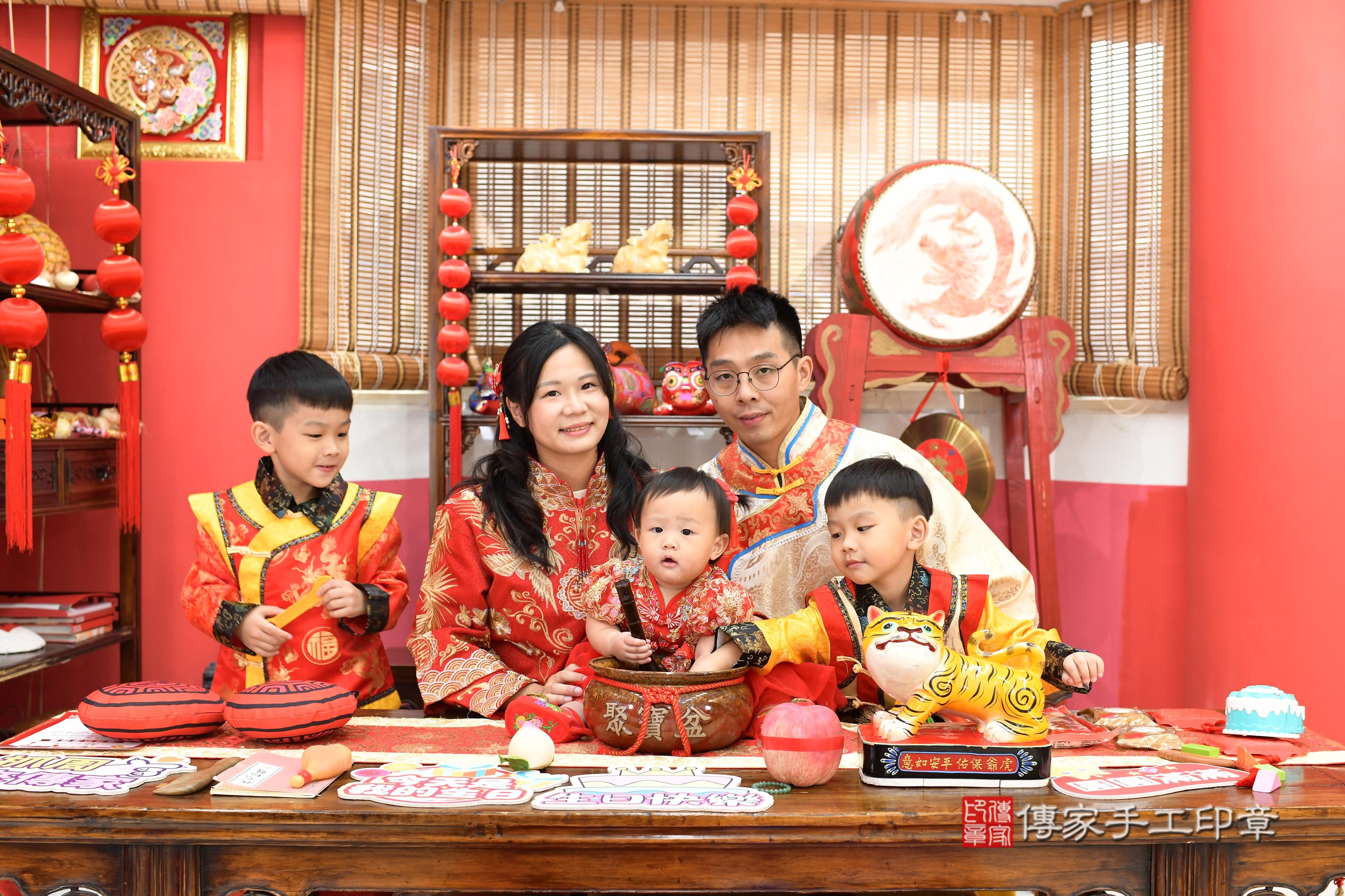 傳家手工印章高雄店、抓周、度脺、中國風會場、傳家嬰兒古禮、吉祥話、抓周道具物品24種、拍照。抓周證書。寶寶抓周、滿周歲、生日快樂、祝福 傳家手工印章高雄店、抓周、度脺、中國風會場、傳家嬰兒古禮、吉祥話、抓周道具物品24種、拍照。抓周證書。寶寶抓周、滿周歲、生日快樂、祝福