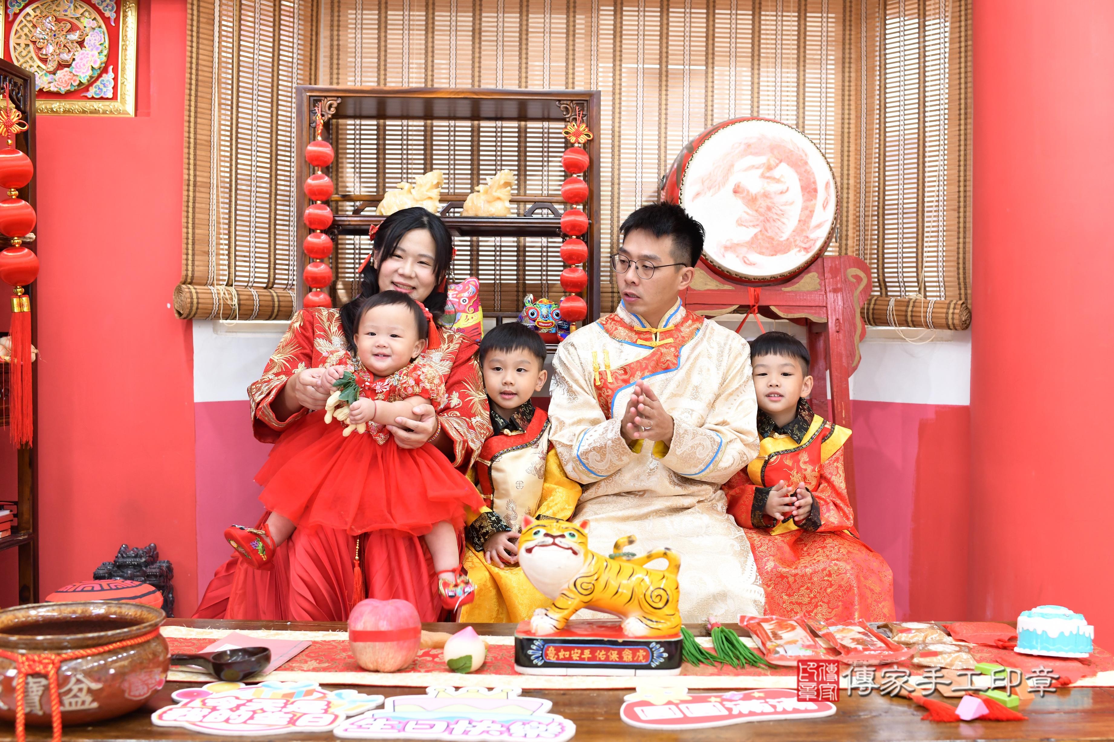 傳家手工印章高雄店、抓周、度脺、中國風會場、傳家嬰兒古禮、吉祥話、抓周道具物品24種、拍照。抓周證書。寶寶抓周、滿周歲、生日快樂、祝福 傳家手工印章高雄店、抓周、度脺、中國風會場、傳家嬰兒古禮、吉祥話、抓周道具物品24種、拍照。抓周證書。寶寶抓周、滿周歲、生日快樂、祝福