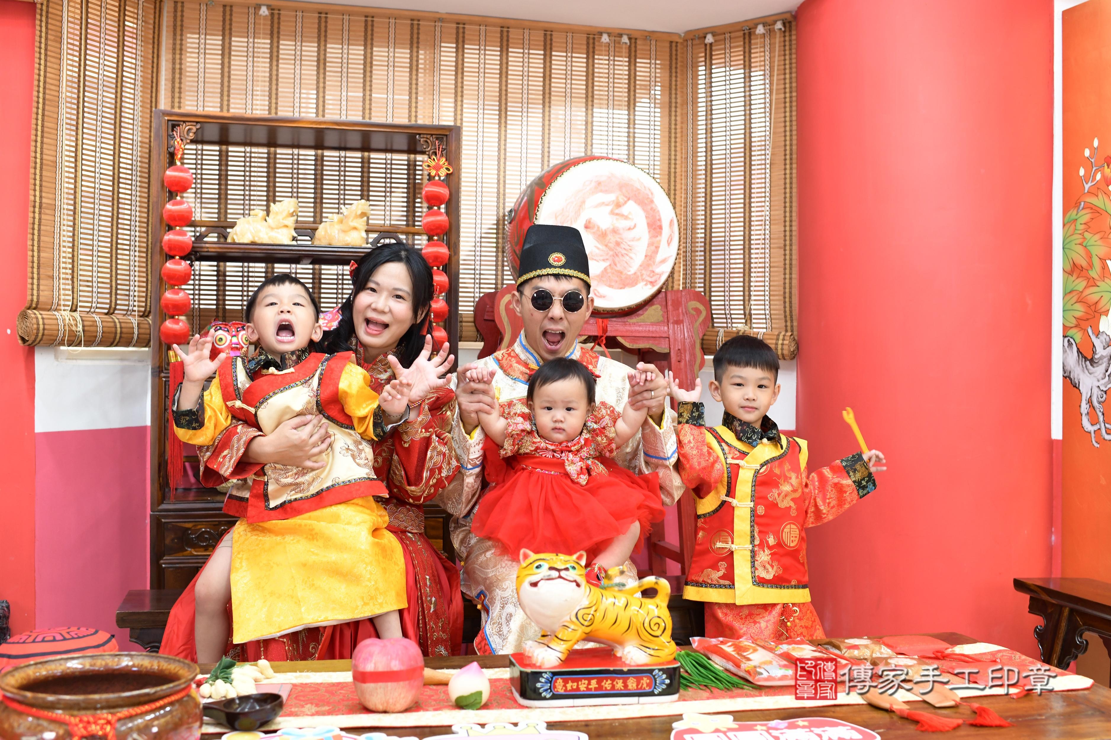 傳家手工印章高雄店、抓周、度脺、中國風會場、傳家嬰兒古禮、吉祥話、抓周道具物品24種、拍照。抓周證書。寶寶抓周、滿周歲、生日快樂、祝福 傳家手工印章高雄店、抓周、度脺、中國風會場、傳家嬰兒古禮、吉祥話、抓周道具物品24種、拍照。抓周證書。寶寶抓周、滿周歲、生日快樂、祝福