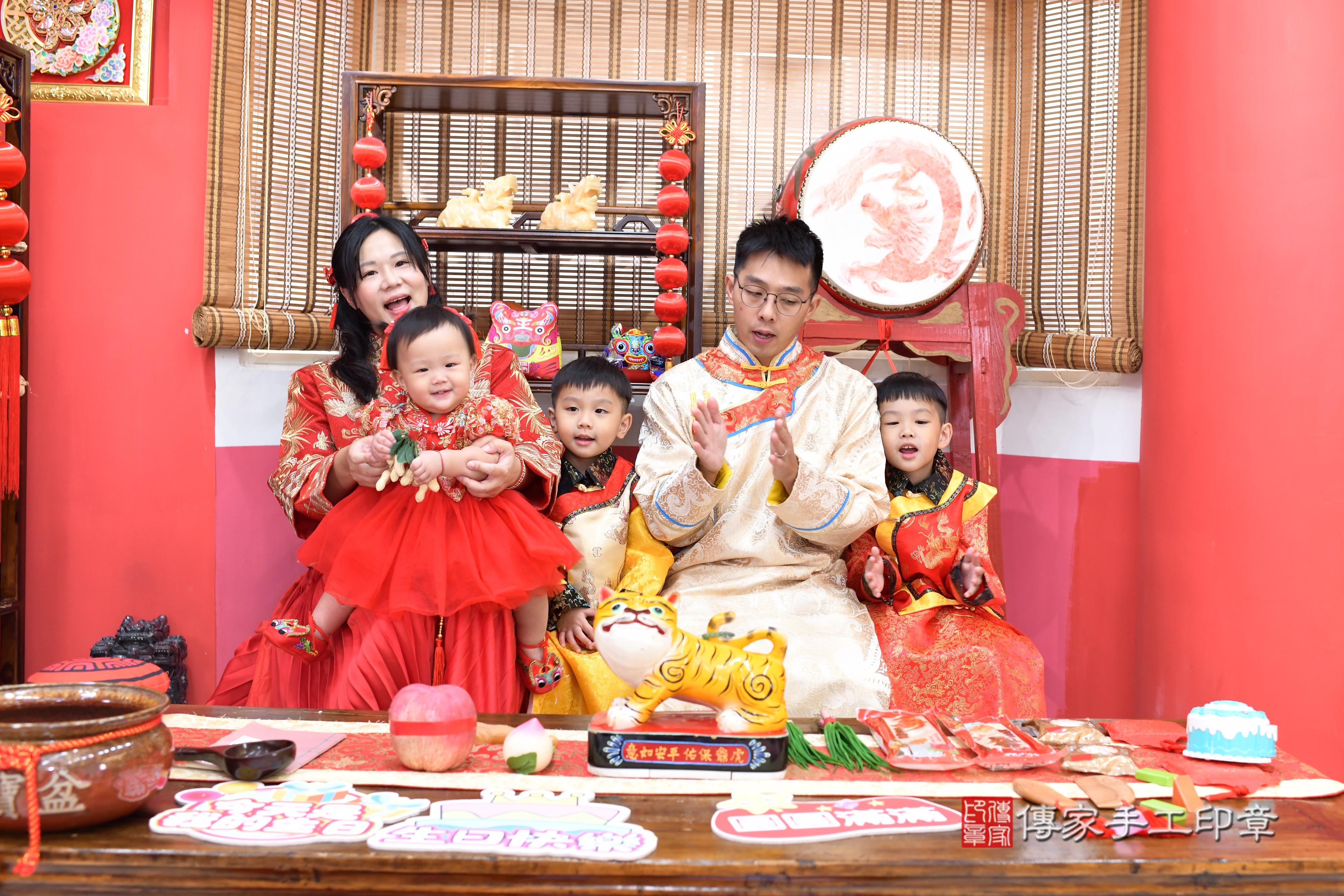 傳家手工印章高雄店、抓周、度脺、中國風會場、傳家嬰兒古禮、吉祥話、抓周道具物品24種、拍照。抓周證書。寶寶抓周、滿周歲、生日快樂、祝福 傳家手工印章高雄店、抓周、度脺、中國風會場、傳家嬰兒古禮、吉祥話、抓周道具物品24種、拍照。抓周證書。寶寶抓周、滿周歲、生日快樂、祝福