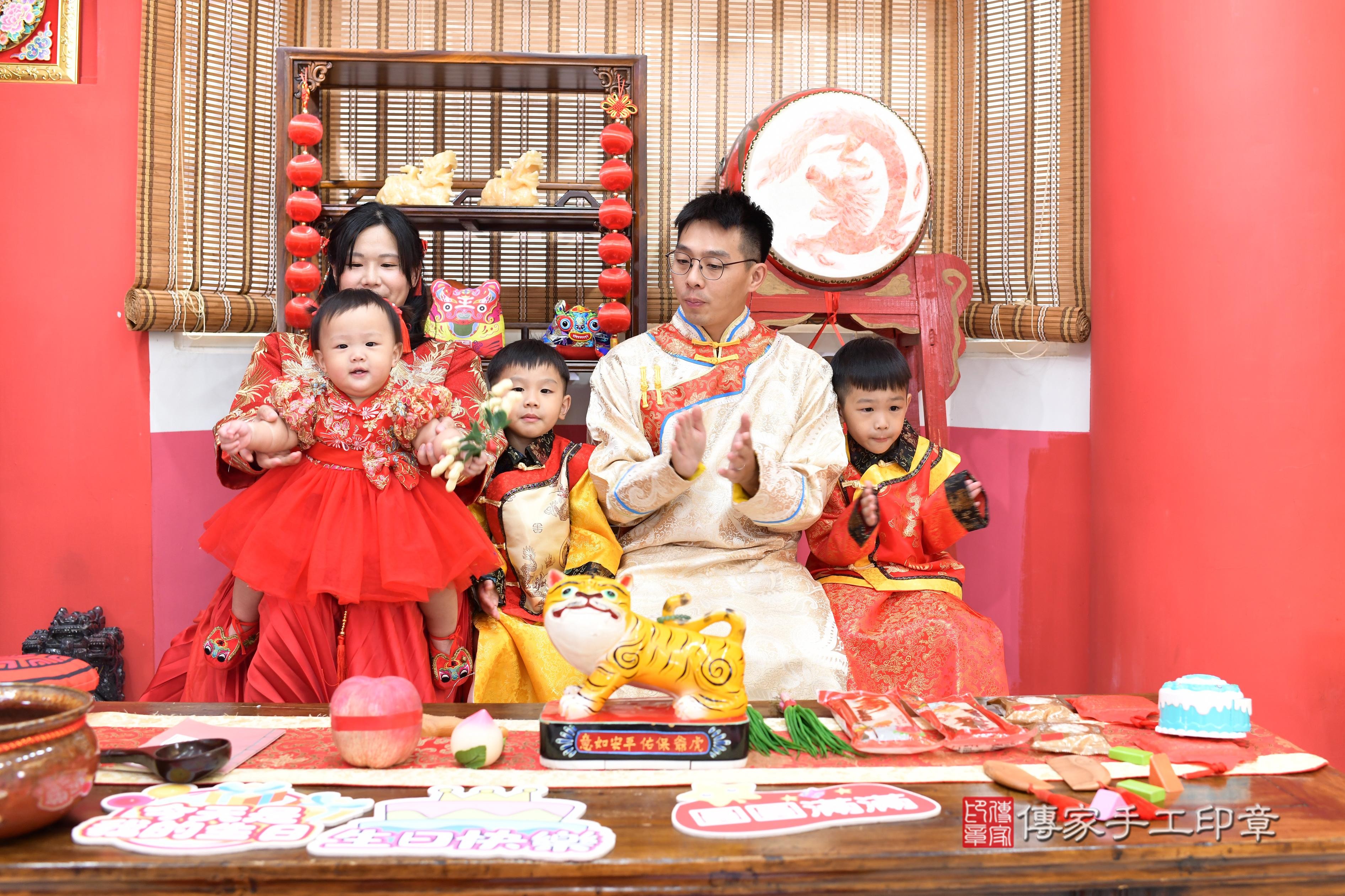 傳家手工印章高雄店、抓周、度脺、中國風會場、傳家嬰兒古禮、吉祥話、抓周道具物品24種、拍照。抓周證書。寶寶抓周、滿周歲、生日快樂、祝福 傳家手工印章高雄店、抓周、度脺、中國風會場、傳家嬰兒古禮、吉祥話、抓周道具物品24種、拍照。抓周證書。寶寶抓周、滿周歲、生日快樂、祝福