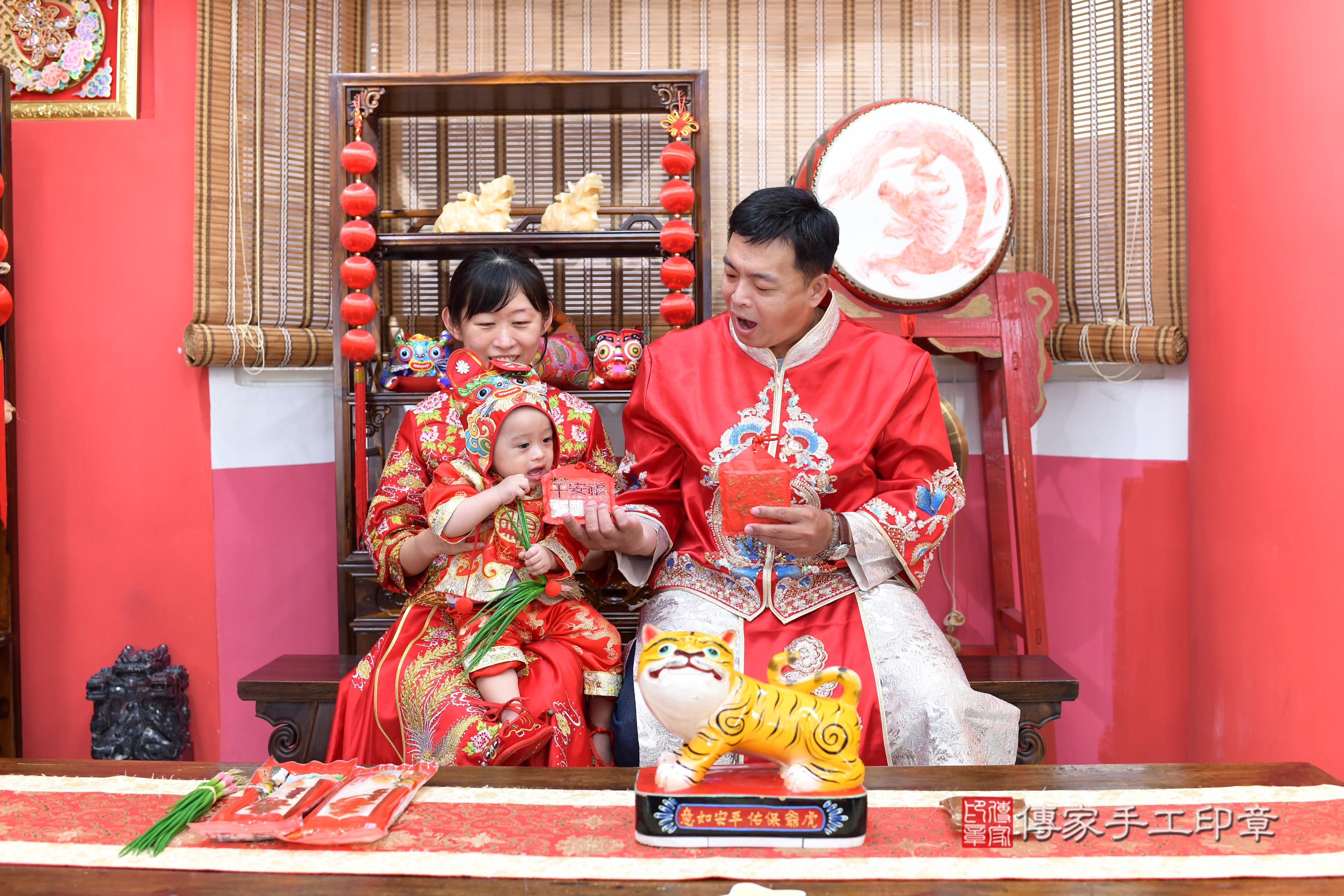 傳家手工印章高雄店、抓周、度脺、中國風會場、傳家嬰兒古禮、吉祥話、抓周道具物品24種、拍照。抓周證書。寶寶抓周、滿周歲、生日快樂、祝福 傳家手工印章高雄店、抓周、度脺、中國風會場、傳家嬰兒古禮、吉祥話、抓周道具物品24種、拍照。抓周證書。寶寶抓周、滿周歲、生日快樂、祝福
