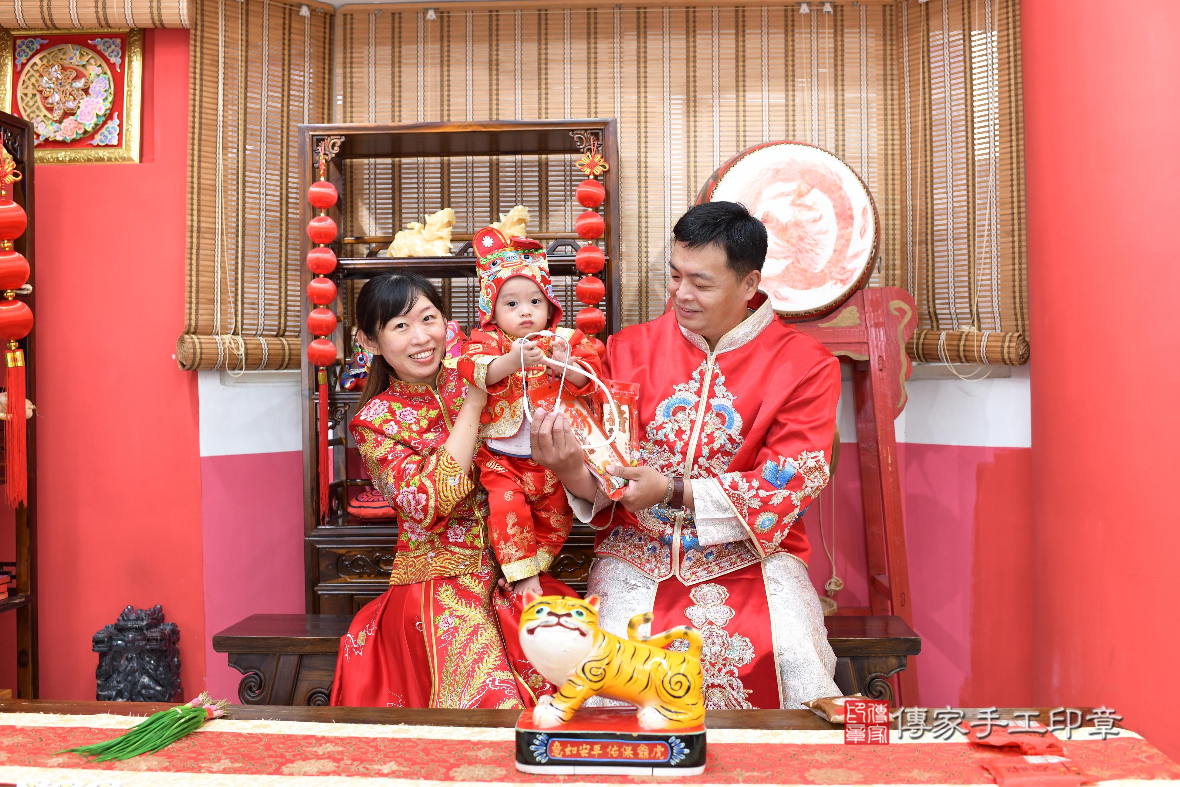 傳家手工印章高雄店、抓周、度脺、中國風會場、傳家嬰兒古禮、吉祥話、抓周道具物品24種、拍照。抓周證書。寶寶抓周、滿周歲、生日快樂、祝福 傳家手工印章高雄店、抓周、度脺、中國風會場、傳家嬰兒古禮、吉祥話、抓周道具物品24種、拍照。抓周證書。寶寶抓周、滿周歲、生日快樂、祝福