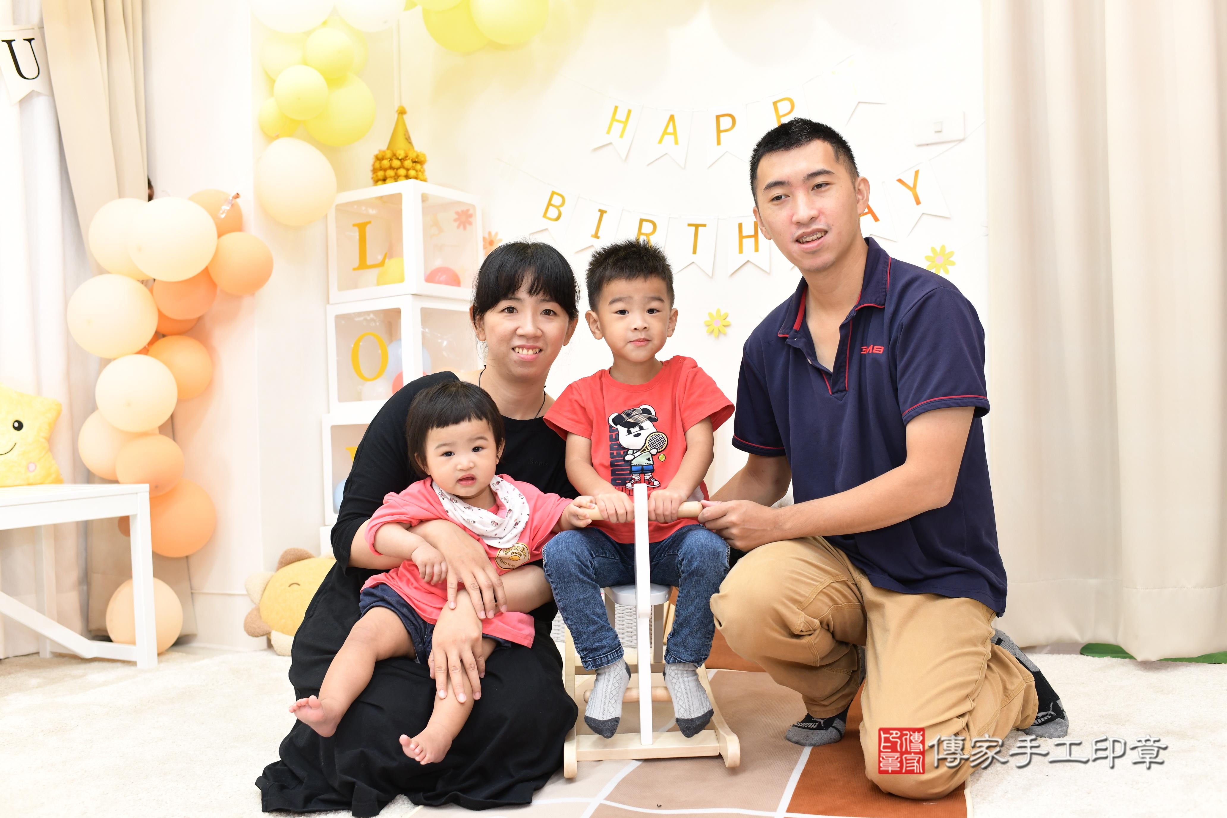 傳家手工印章高雄店、抓周、度脺、中國風會場、傳家嬰兒古禮、吉祥話、抓周道具物品24種、拍照。抓周證書。寶寶抓周、滿周歲、生日快樂、祝福 傳家手工印章高雄店、抓周、度脺、中國風會場、傳家嬰兒古禮、吉祥話、抓周道具物品24種、拍照。抓周證書。寶寶抓周、滿周歲、生日快樂、祝福