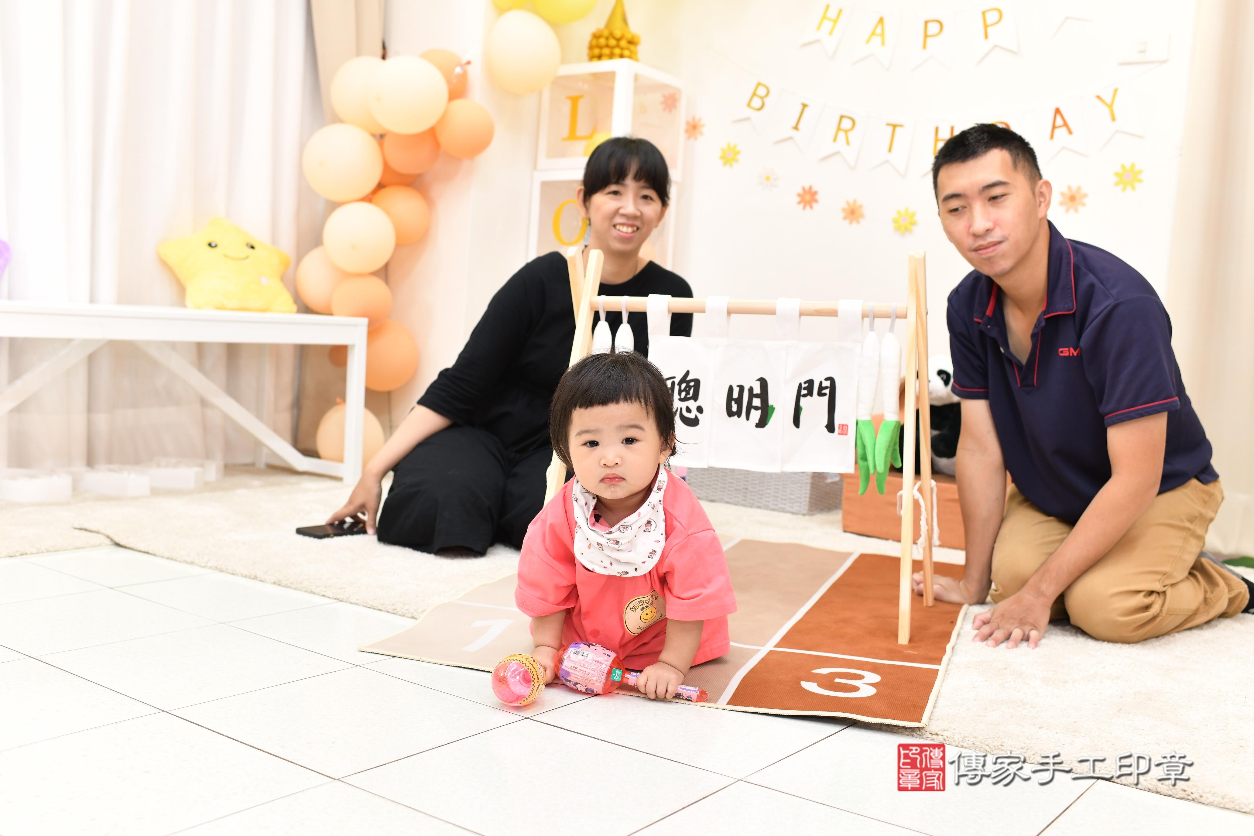 傳家手工印章高雄店、抓周、度脺、中國風會場、傳家嬰兒古禮、吉祥話、抓周道具物品24種、拍照。抓周證書。寶寶抓周、滿周歲、生日快樂、祝福 傳家手工印章高雄店、抓周、度脺、中國風會場、傳家嬰兒古禮、吉祥話、抓周道具物品24種、拍照。抓周證書。寶寶抓周、滿周歲、生日快樂、祝福