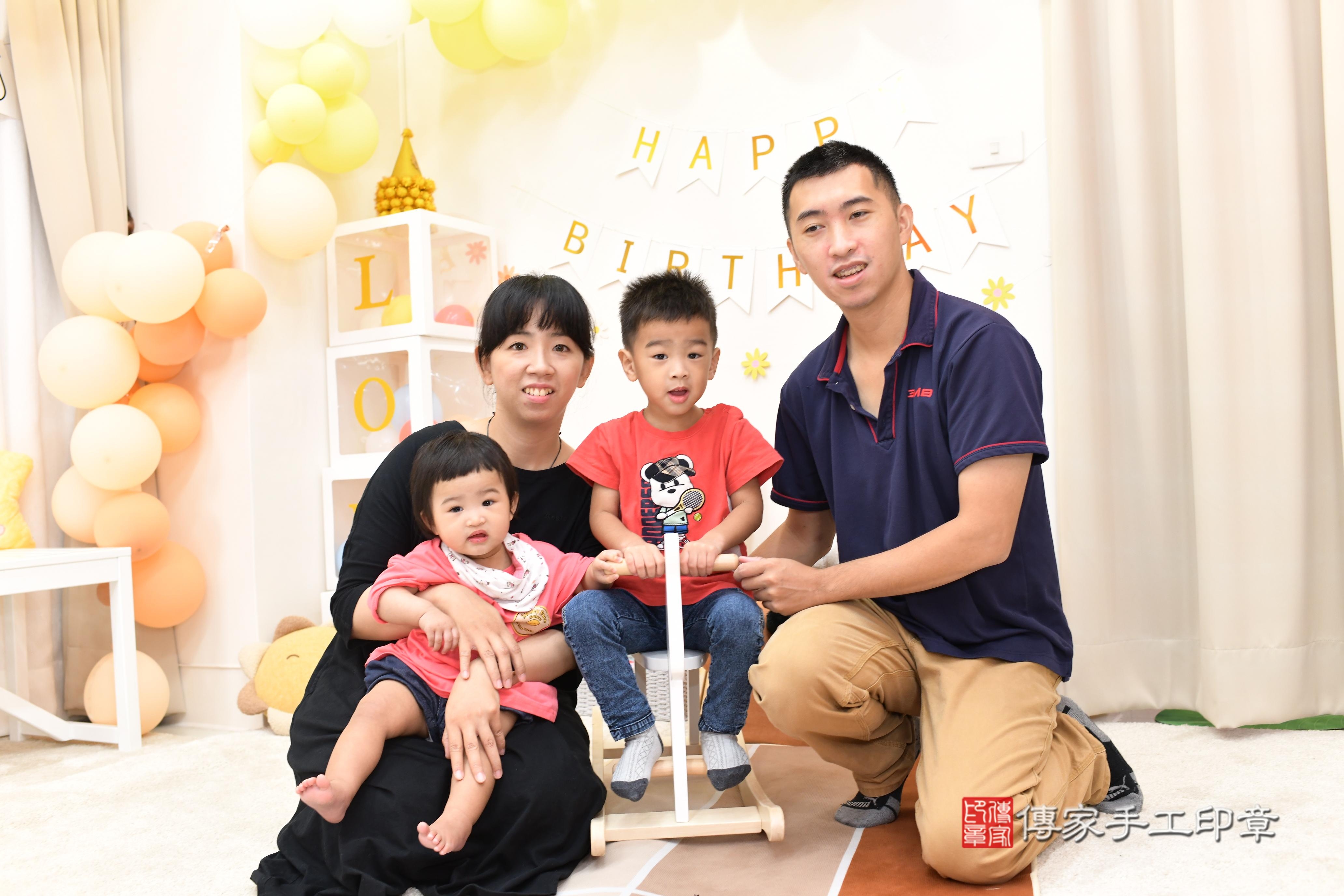 傳家手工印章高雄店、抓周、度脺、中國風會場、傳家嬰兒古禮、吉祥話、抓周道具物品24種、拍照。抓周證書。寶寶抓周、滿周歲、生日快樂、祝福 傳家手工印章高雄店、抓周、度脺、中國風會場、傳家嬰兒古禮、吉祥話、抓周道具物品24種、拍照。抓周證書。寶寶抓周、滿周歲、生日快樂、祝福